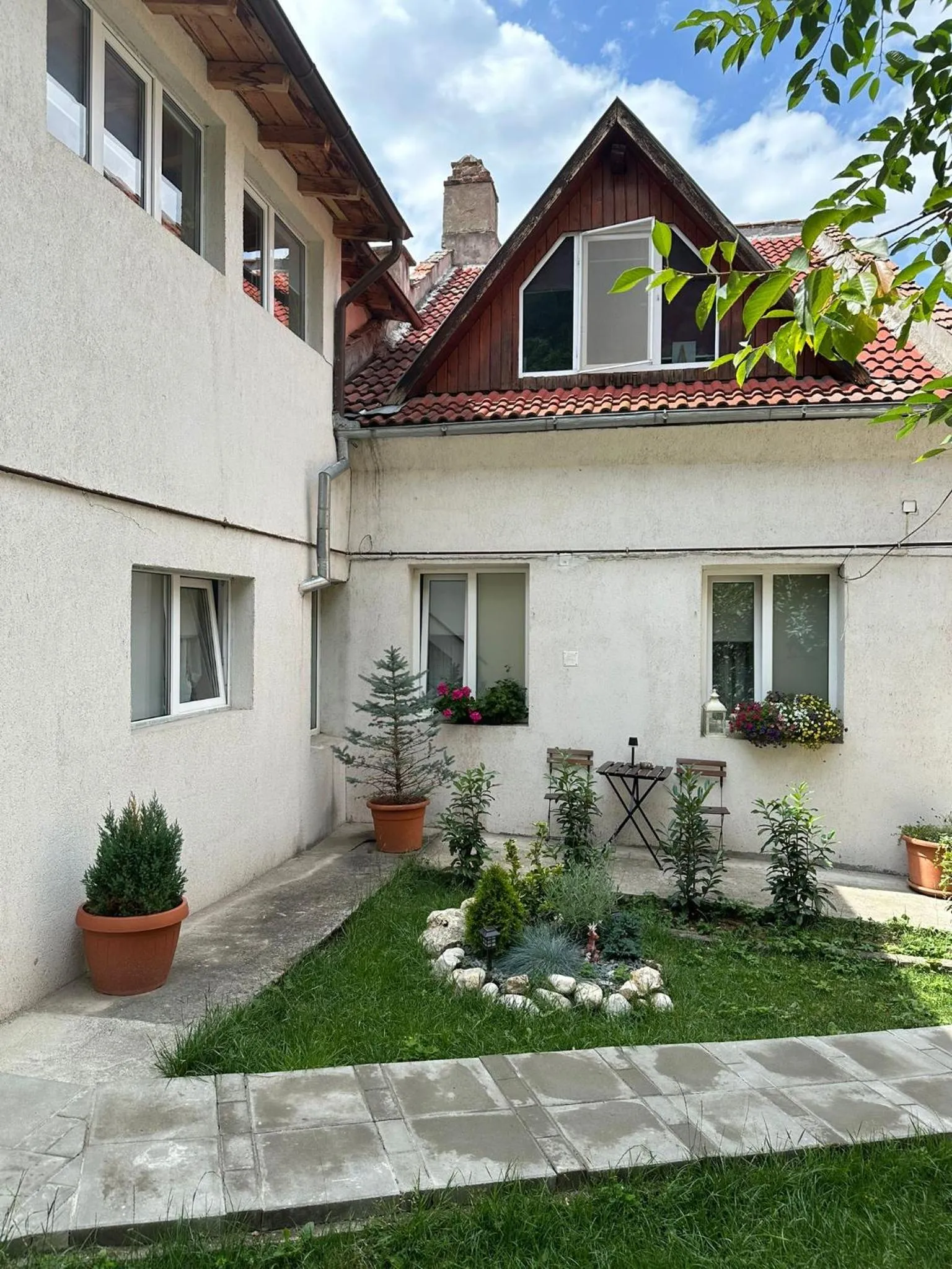 Property building in ALBERT RESIDENCE Brasov with complimentary parking and 10 percent Food and Drinks