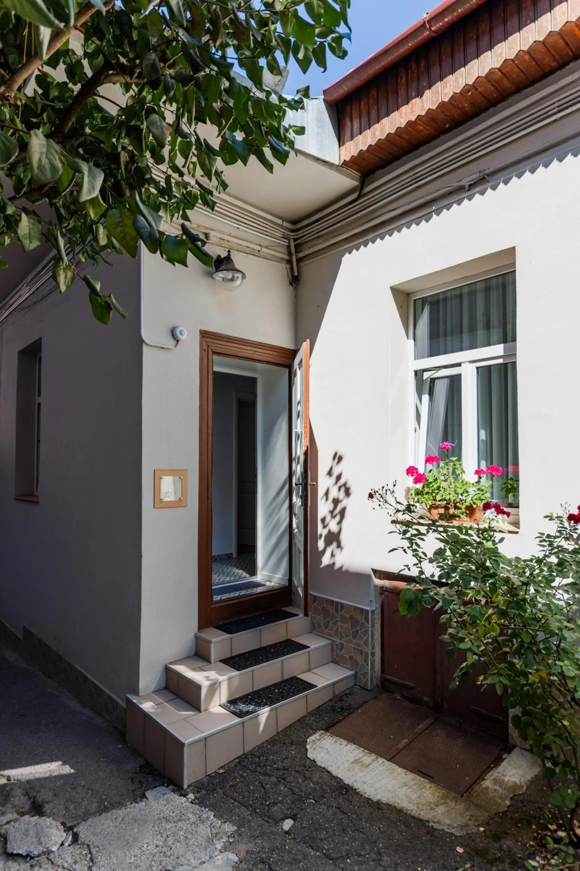 Property building in ALBERT RESIDENCE Brasov with complimentary parking and 10 percent Food and Drinks