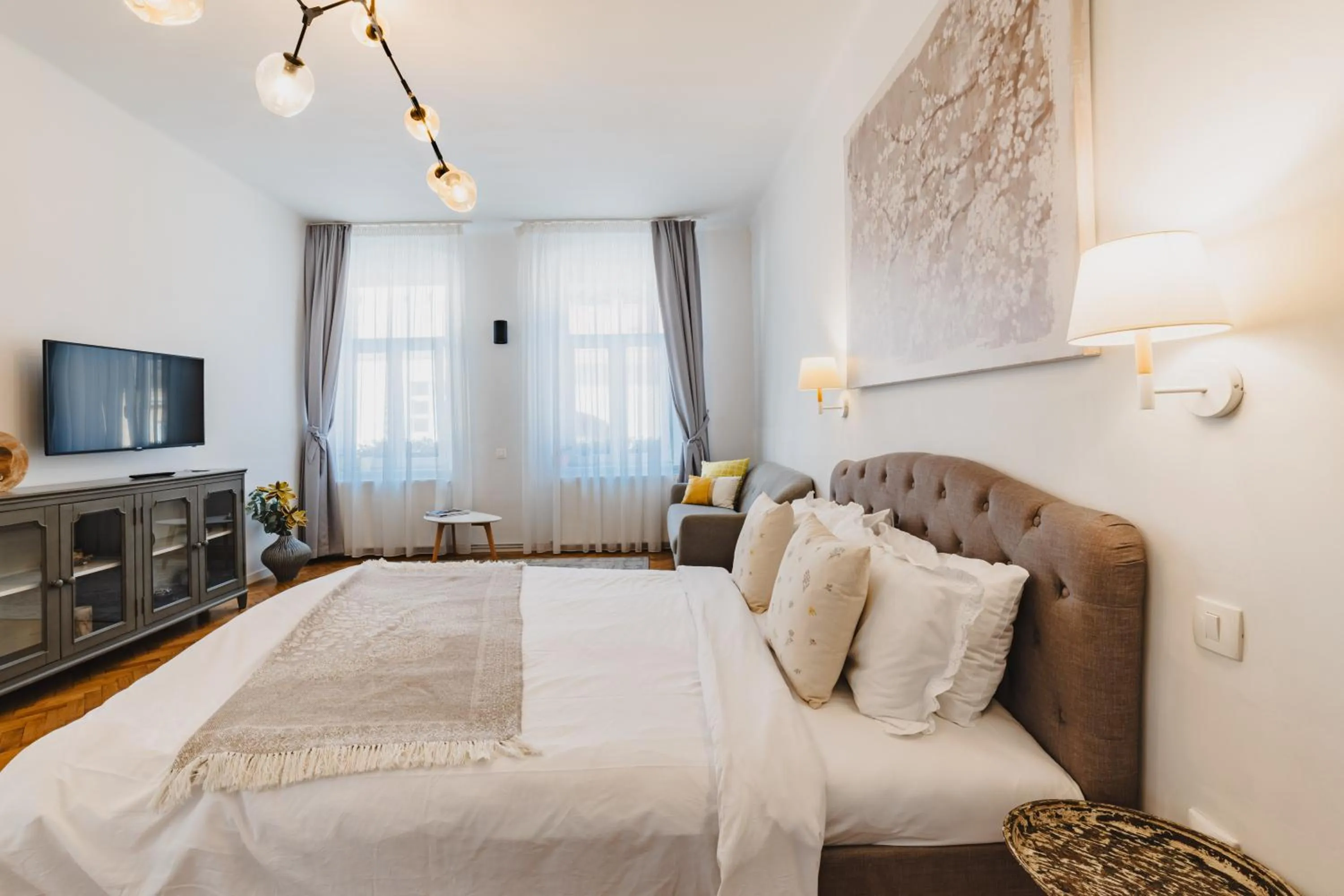 TV and multimedia, Bed in ALBERT RESIDENCE Brasov with complimentary parking and 10 percent Food and Drinks