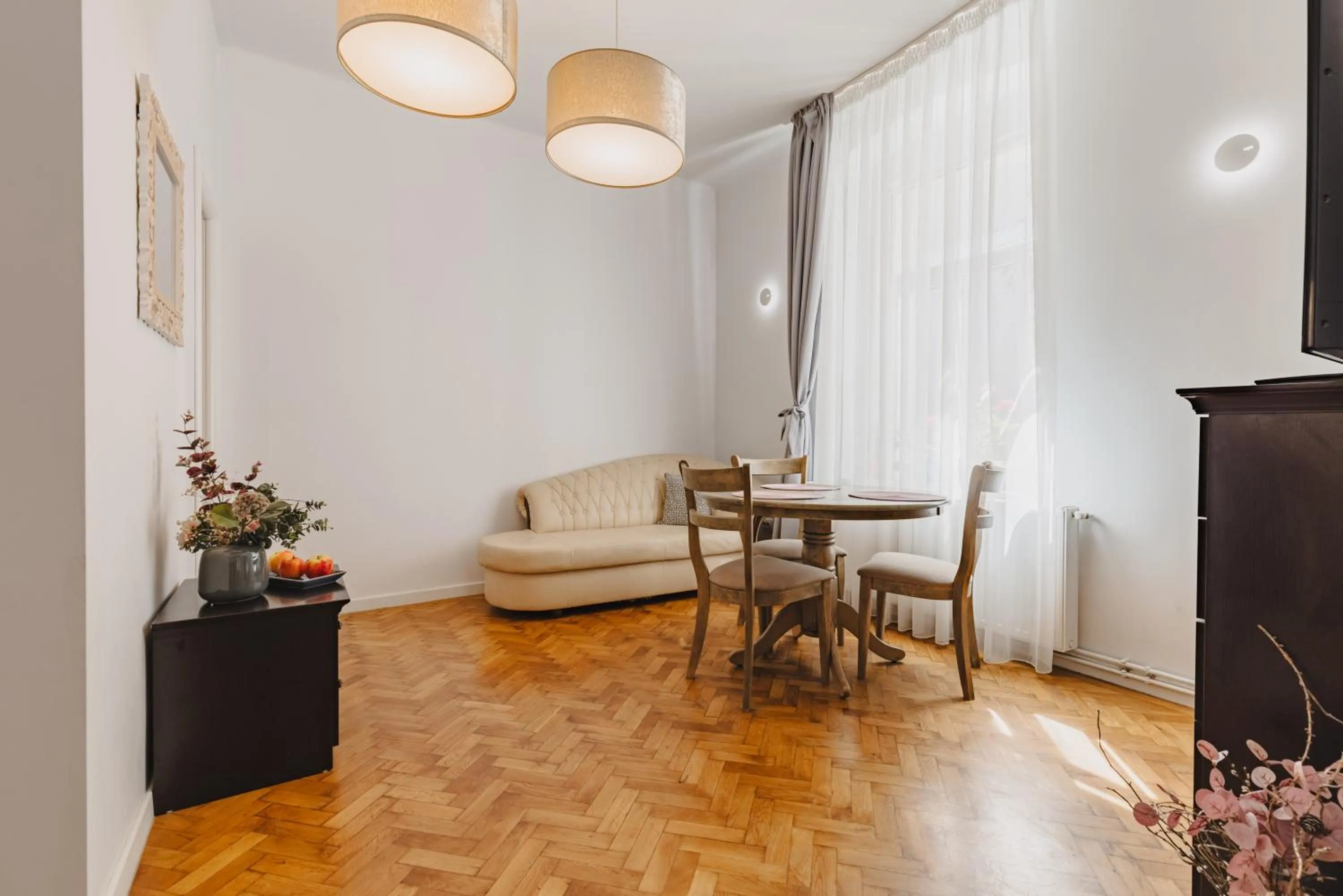 Dining area in ALBERT RESIDENCE Brasov with complimentary parking and 10 percent Food and Drinks