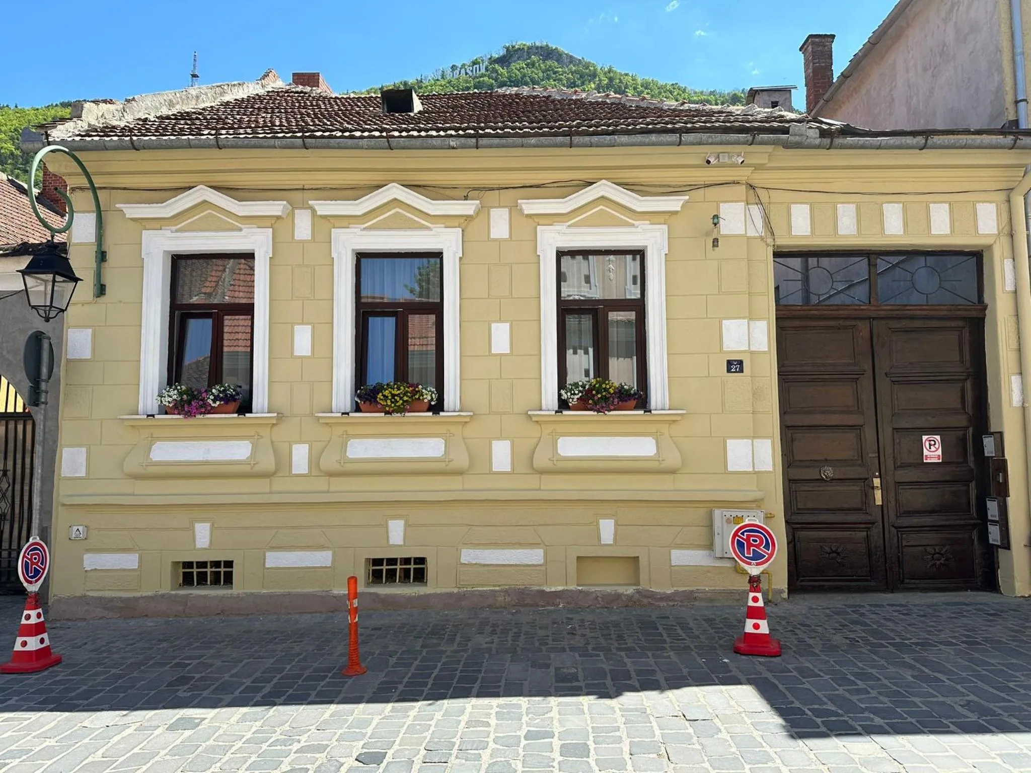Property building in ALBERT RESIDENCE Brasov with complimentary parking and 10 percent Food and Drinks