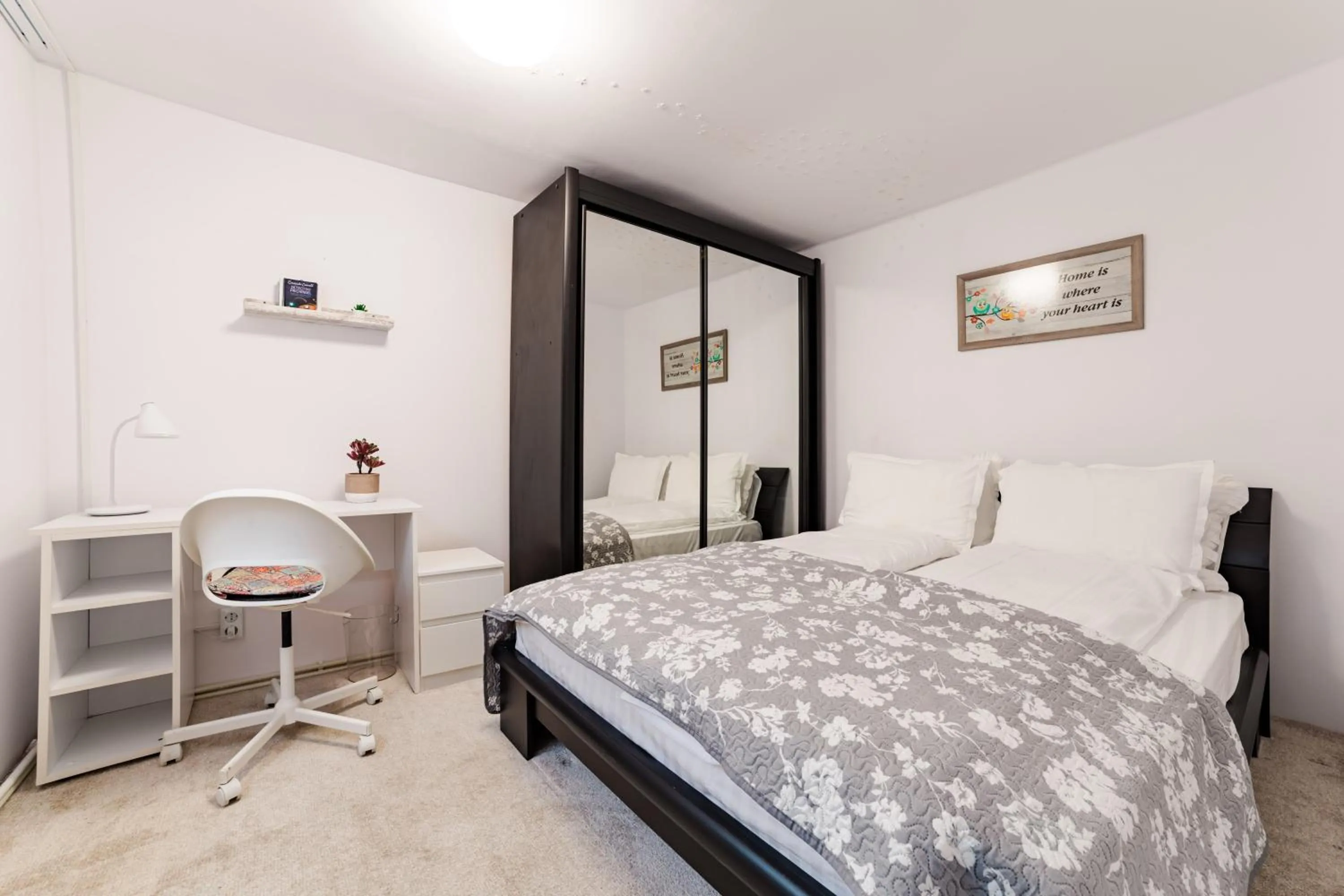 Bed in ALBERT RESIDENCE Brasov with complimentary parking and 10 percent Food and Drinks