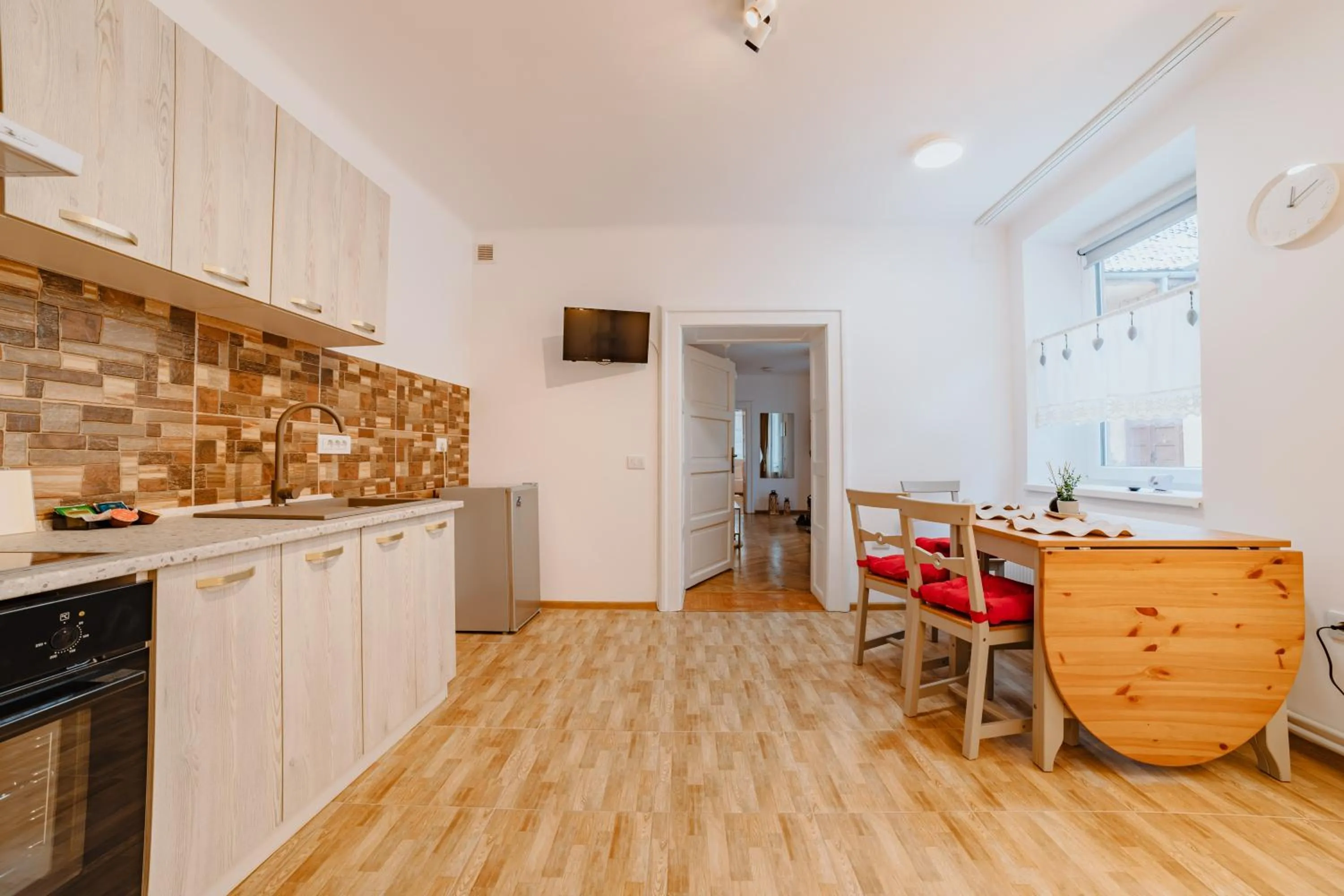 TV and multimedia in ALBERT RESIDENCE Brasov with complimentary parking and 10 percent Food and Drinks