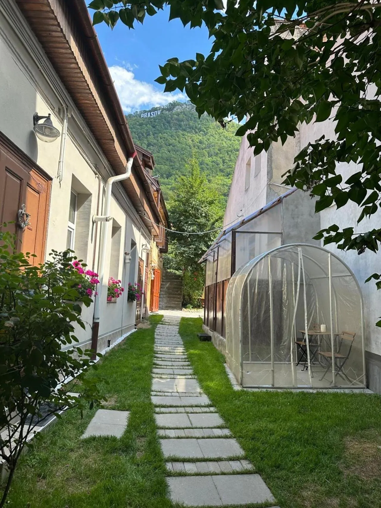 Property building in ALBERT RESIDENCE Brasov with complimentary parking and 10 percent Food and Drinks