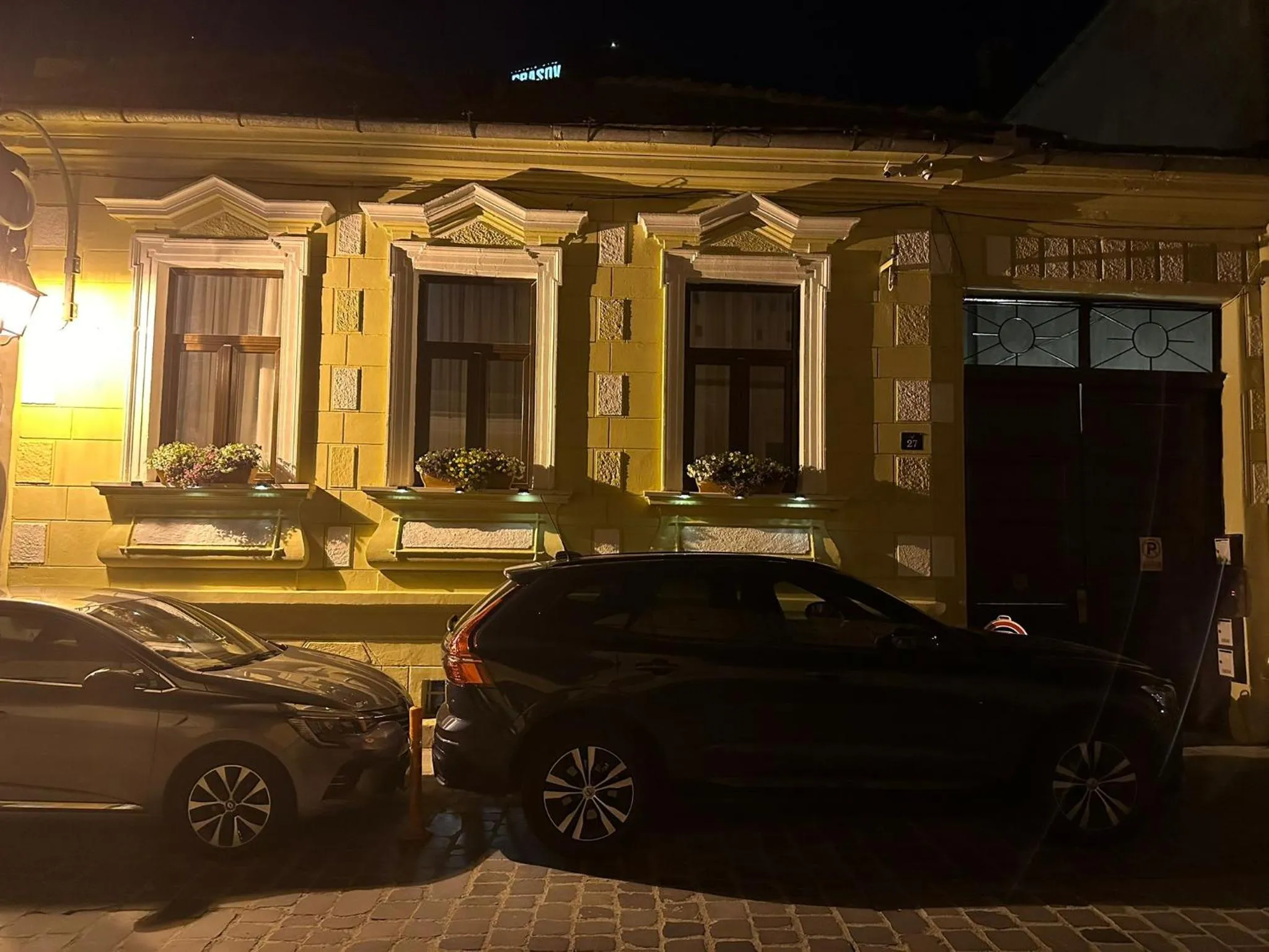 Property building in ALBERT RESIDENCE Brasov with complimentary parking and 10 percent Food and Drinks