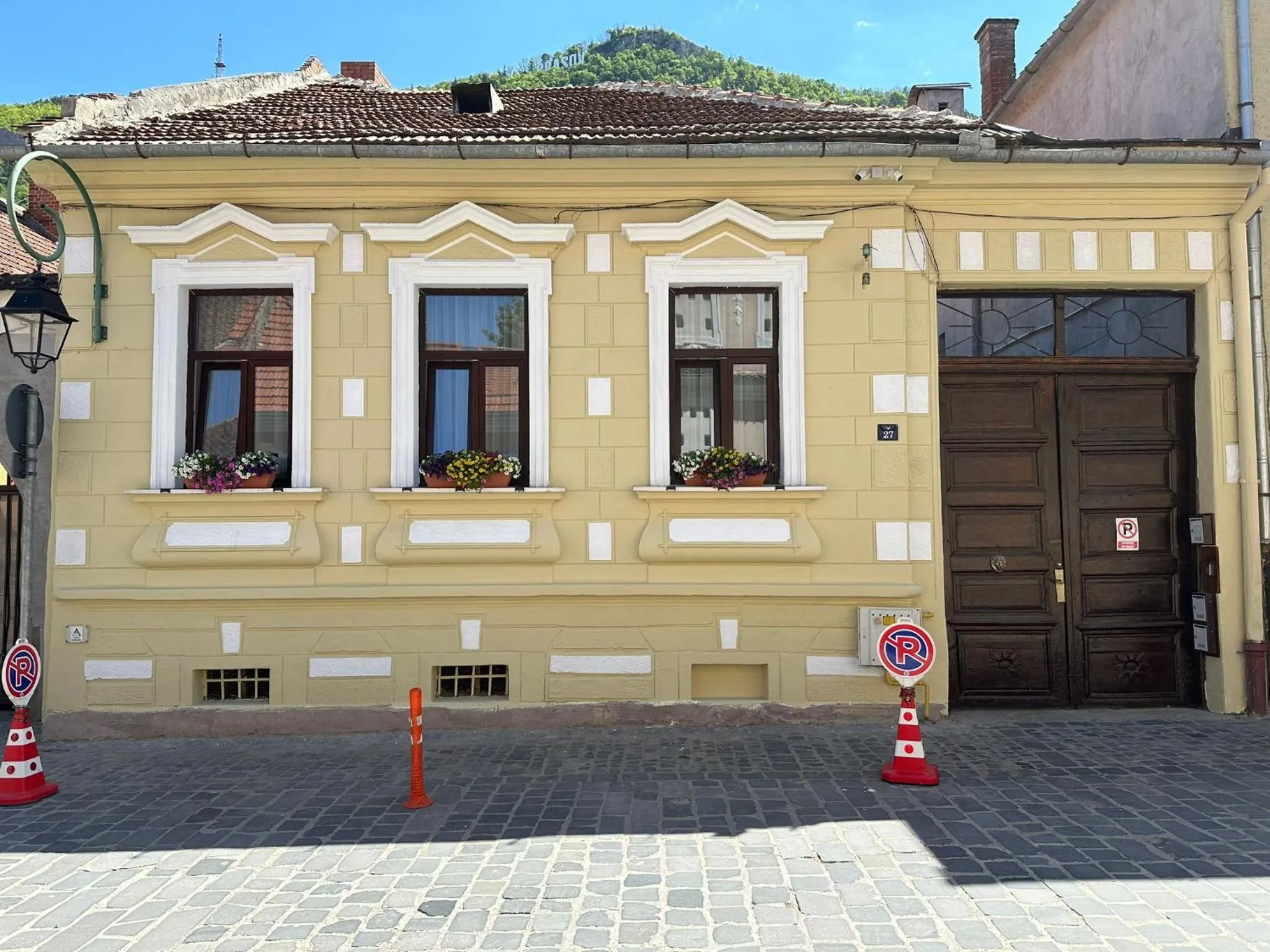 Property building in ALBERT RESIDENCE Brasov with complimentary parking and 10 percent Food and Drinks