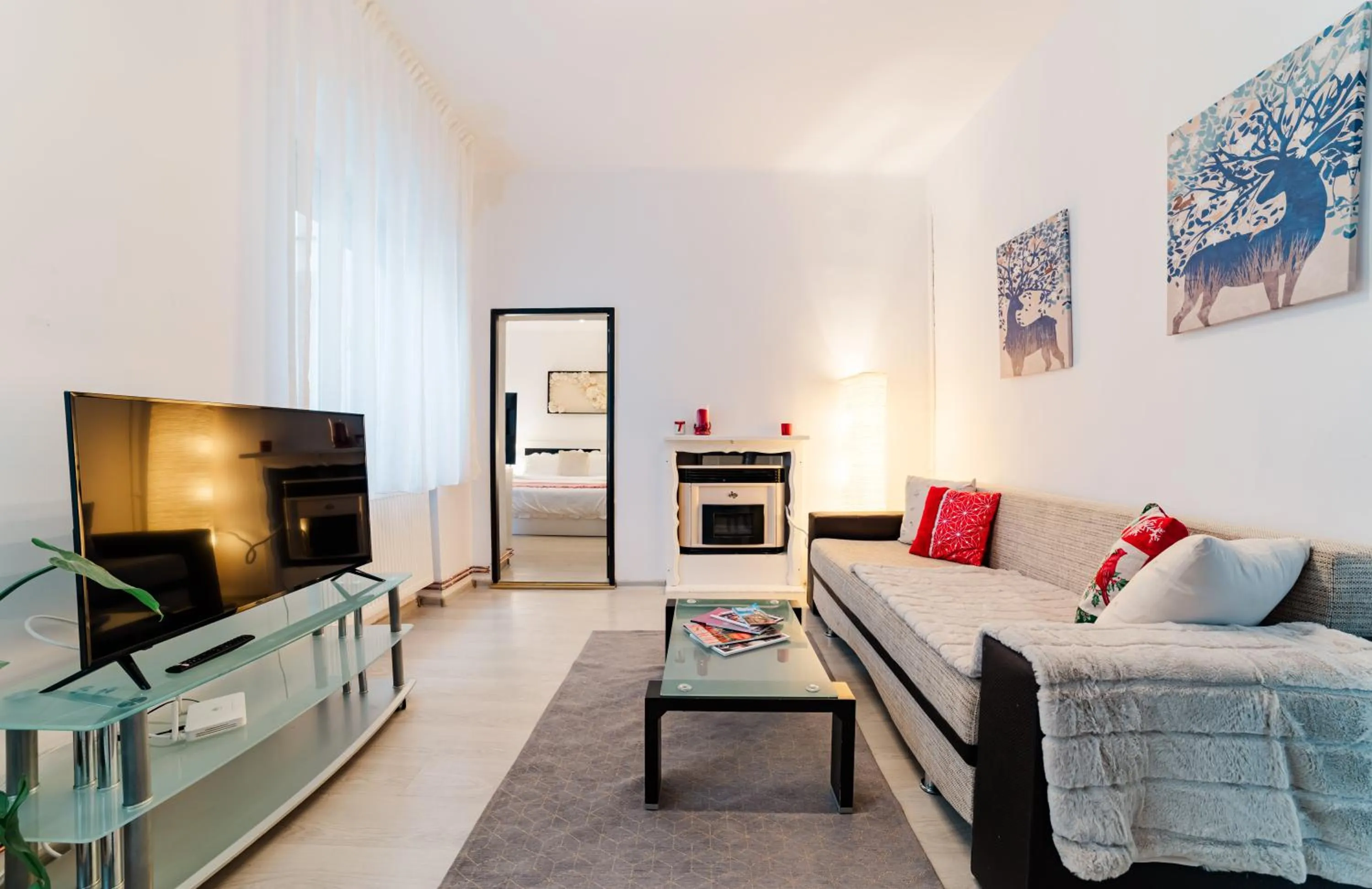 Communal lounge/ TV room in ALBERT RESIDENCE Brasov with complimentary parking and 10 percent Food and Drinks