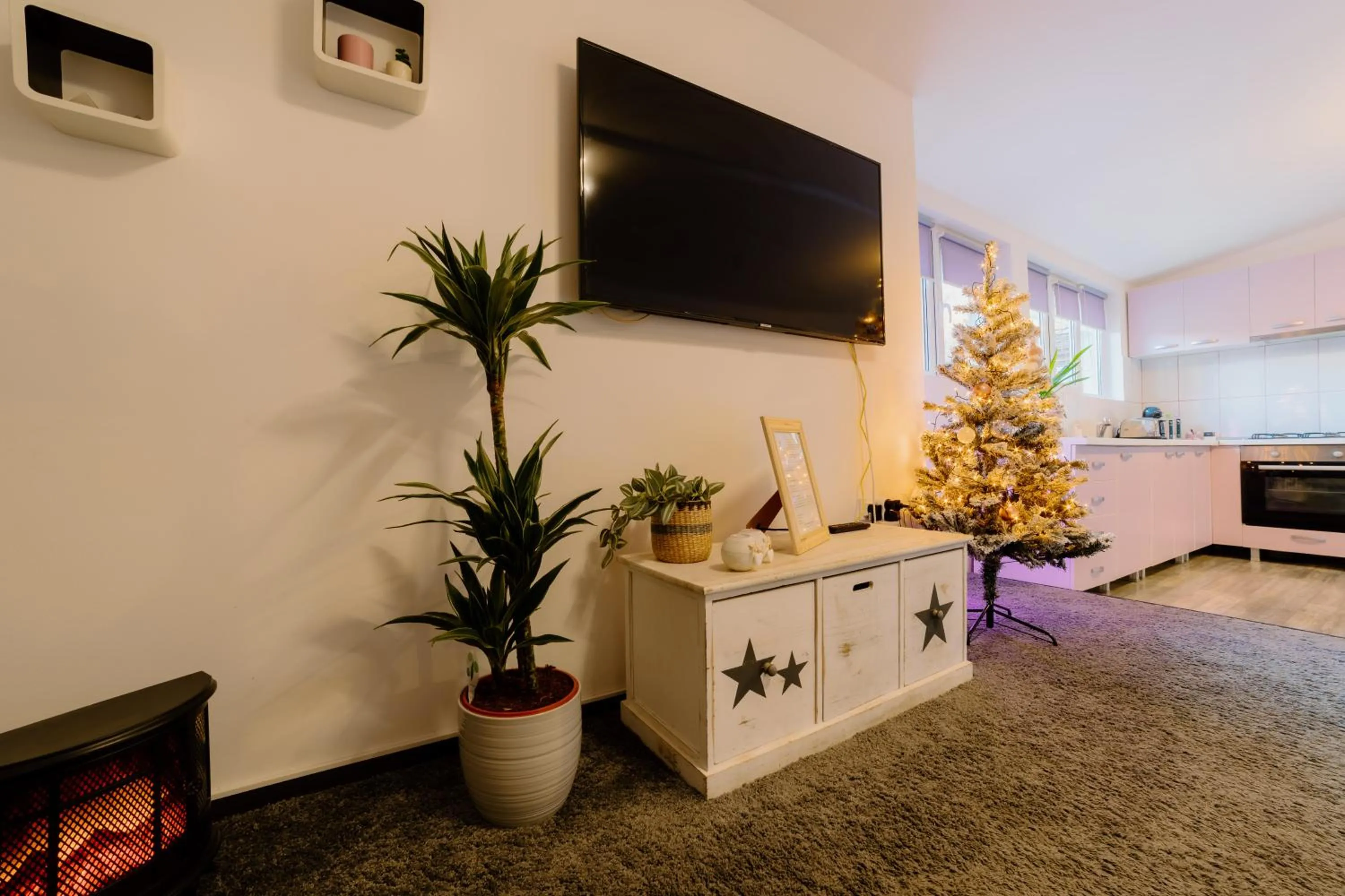 TV and multimedia in ALBERT RESIDENCE Brasov with complimentary parking and 10 percent Food and Drinks