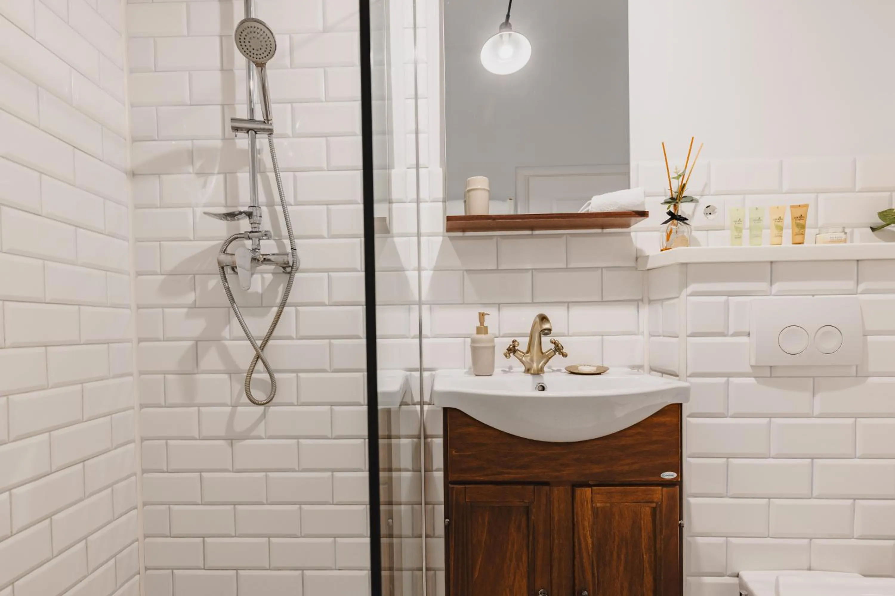 Bathroom in ALBERT RESIDENCE Brasov with complimentary parking and 10 percent Food and Drinks