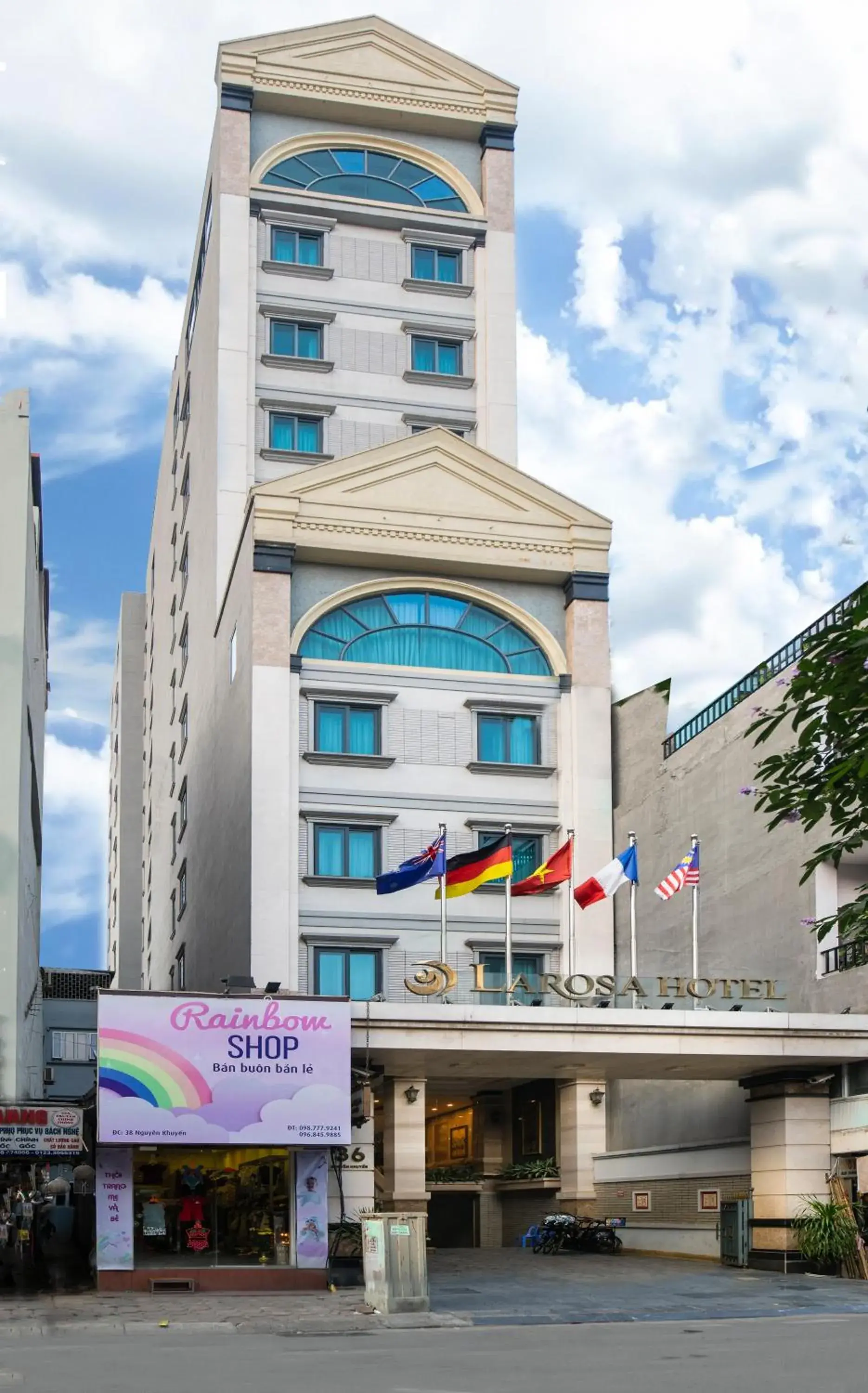 Property building in Hanoi Larosa Hotel Property building in Hanoi Larosa Hotel