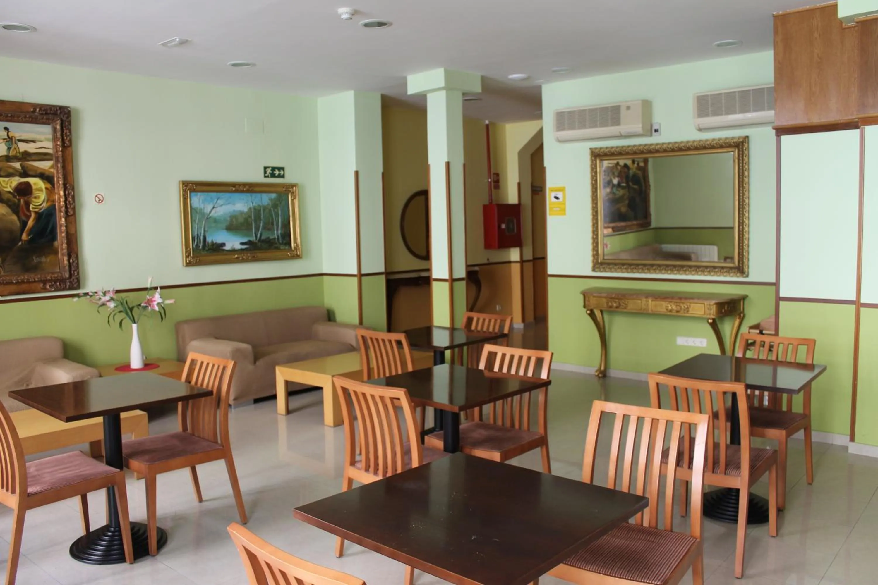 Lounge or bar in Hotel Mirador Puerta del Sol