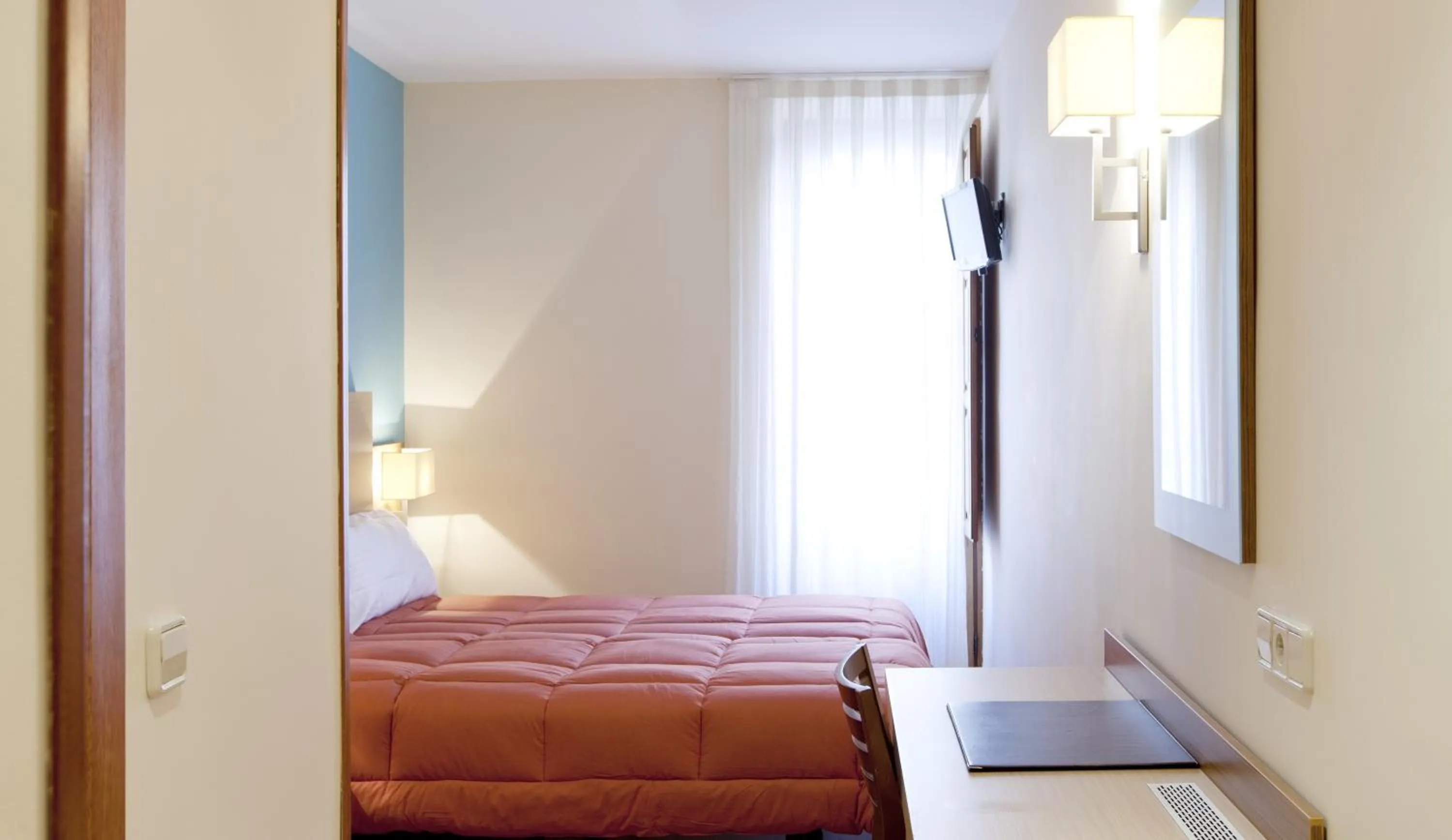 Photo of the whole room, Bed in Hotel Mirador Puerta del Sol