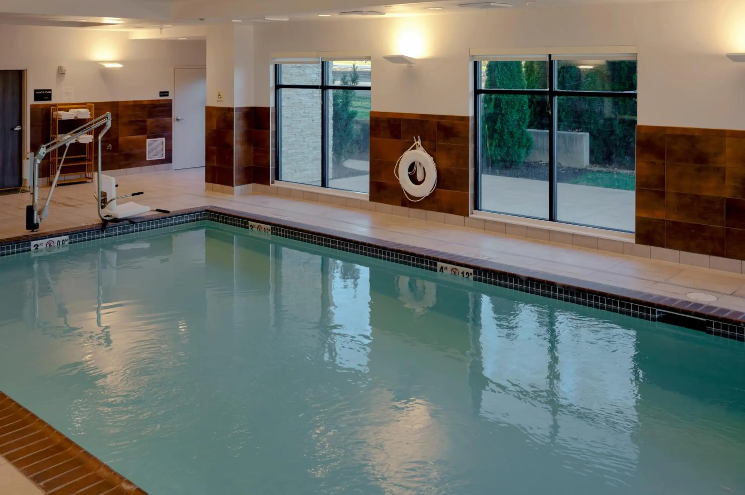 Swimming pool in Snoqualmie Inn by Hotel America Swimming pool in Snoqualmie Inn by Hotel America