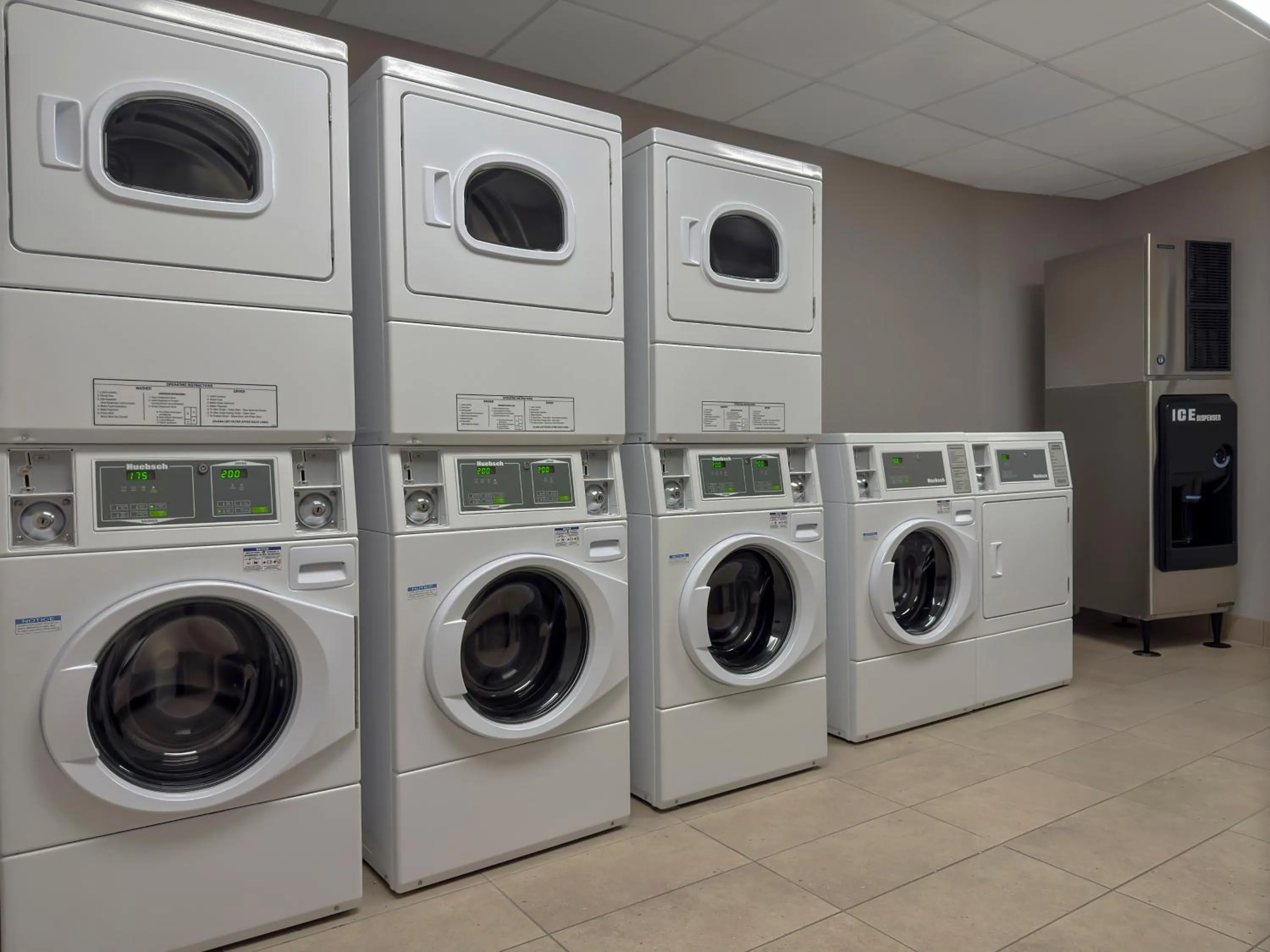 washing machine in Snoqualmie Inn by Hotel America