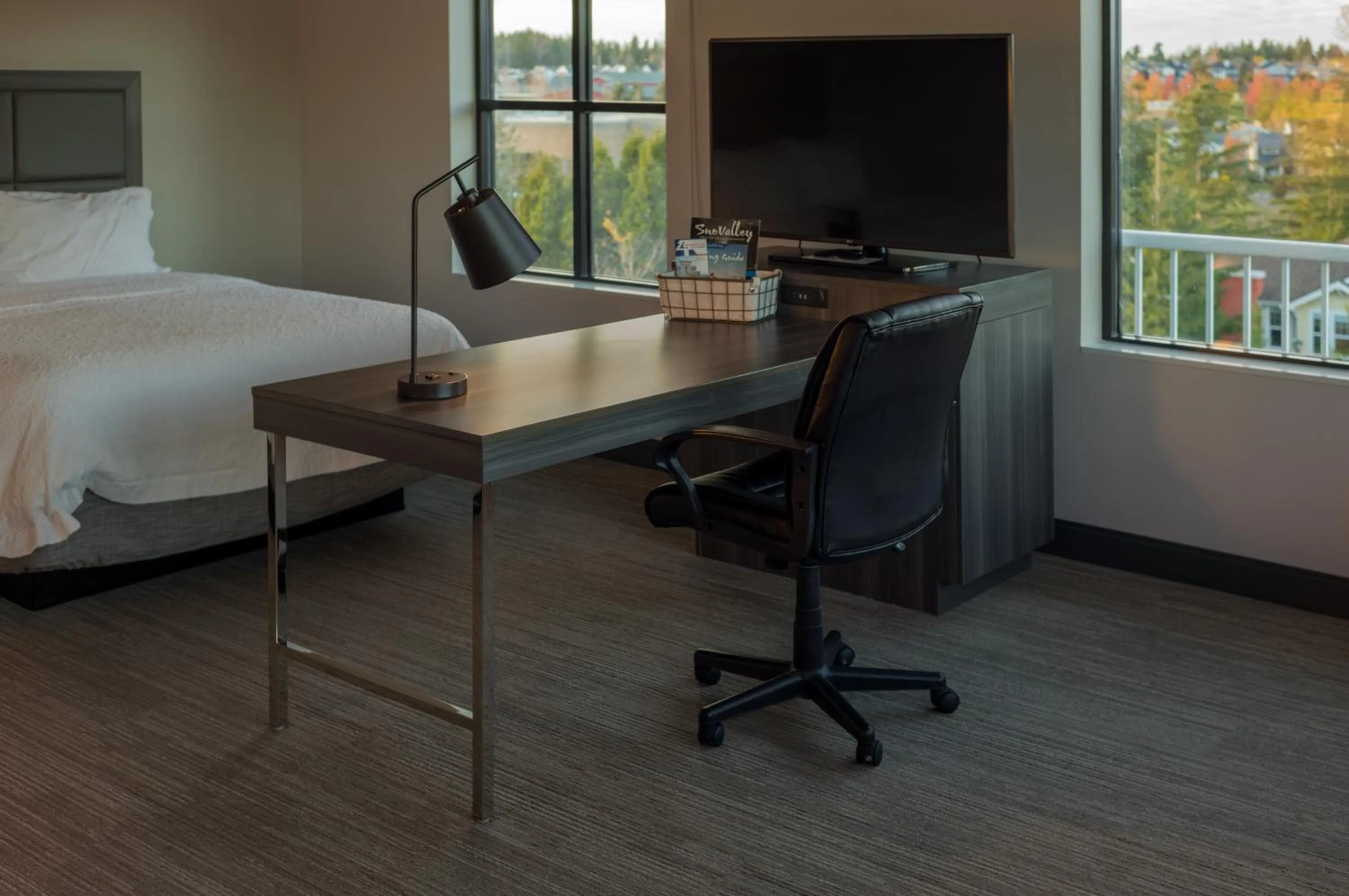 TV and multimedia, Bed in Snoqualmie Inn by Hotel America