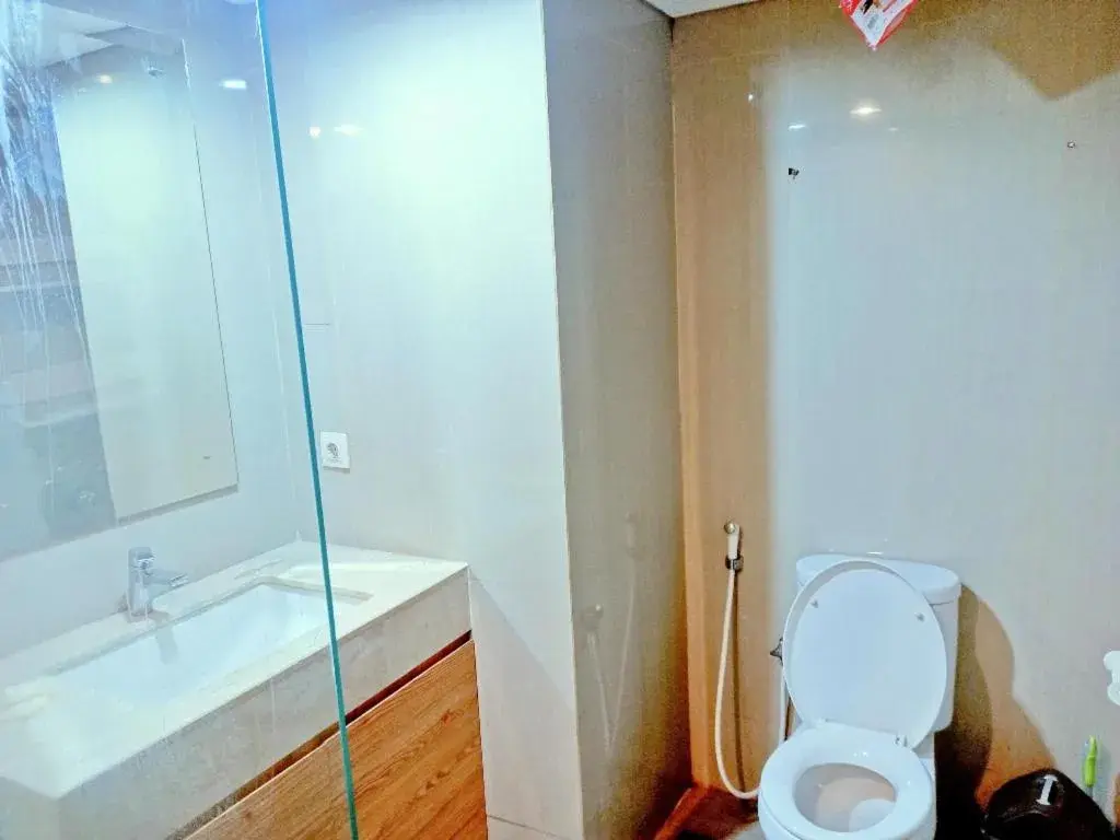 Bathroom in Cozy The H Residence Cawang by Bonzela Property Bathroom in Cozy The H Residence Cawang by Bonzela Property