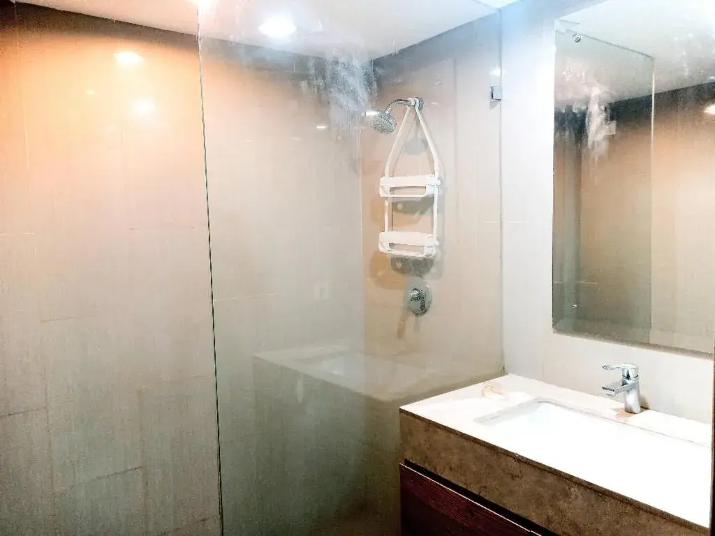 Bathroom in Cozy The H Residence Cawang by Bonzela Property Bathroom in Cozy The H Residence Cawang by Bonzela Property