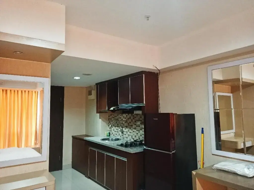 Kitchen or kitchenette, Bed in Cozy The H Residence Cawang by Bonzela Property Kitchen or kitchenette, Bed in Cozy The H Residence Cawang by Bonzela Property