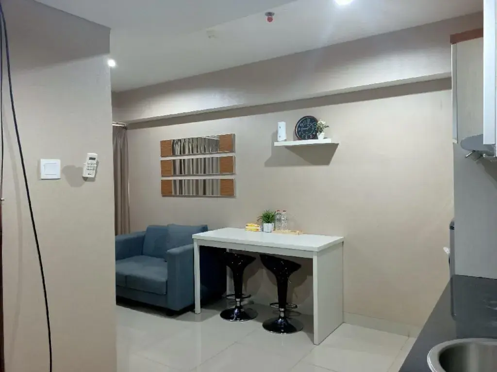 Communal lounge/ TV room in Cozy The H Residence Cawang by Bonzela Property Communal lounge/ TV room in Cozy The H Residence Cawang by Bonzela Property