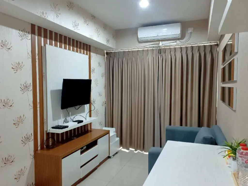 TV and multimedia, Bed in Cozy The H Residence Cawang by Bonzela Property TV and multimedia, Bed in Cozy The H Residence Cawang by Bonzela Property