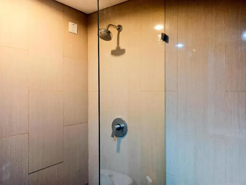 Bathroom in Cozy The H Residence Cawang by Bonzela Property Bathroom in Cozy The H Residence Cawang by Bonzela Property