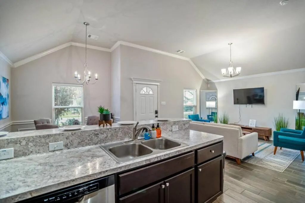 Kitchen or kitchenette in Reflection House at East River