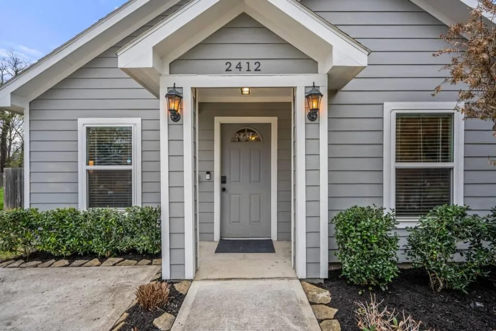 Facade/entrance in Reflection House at East River