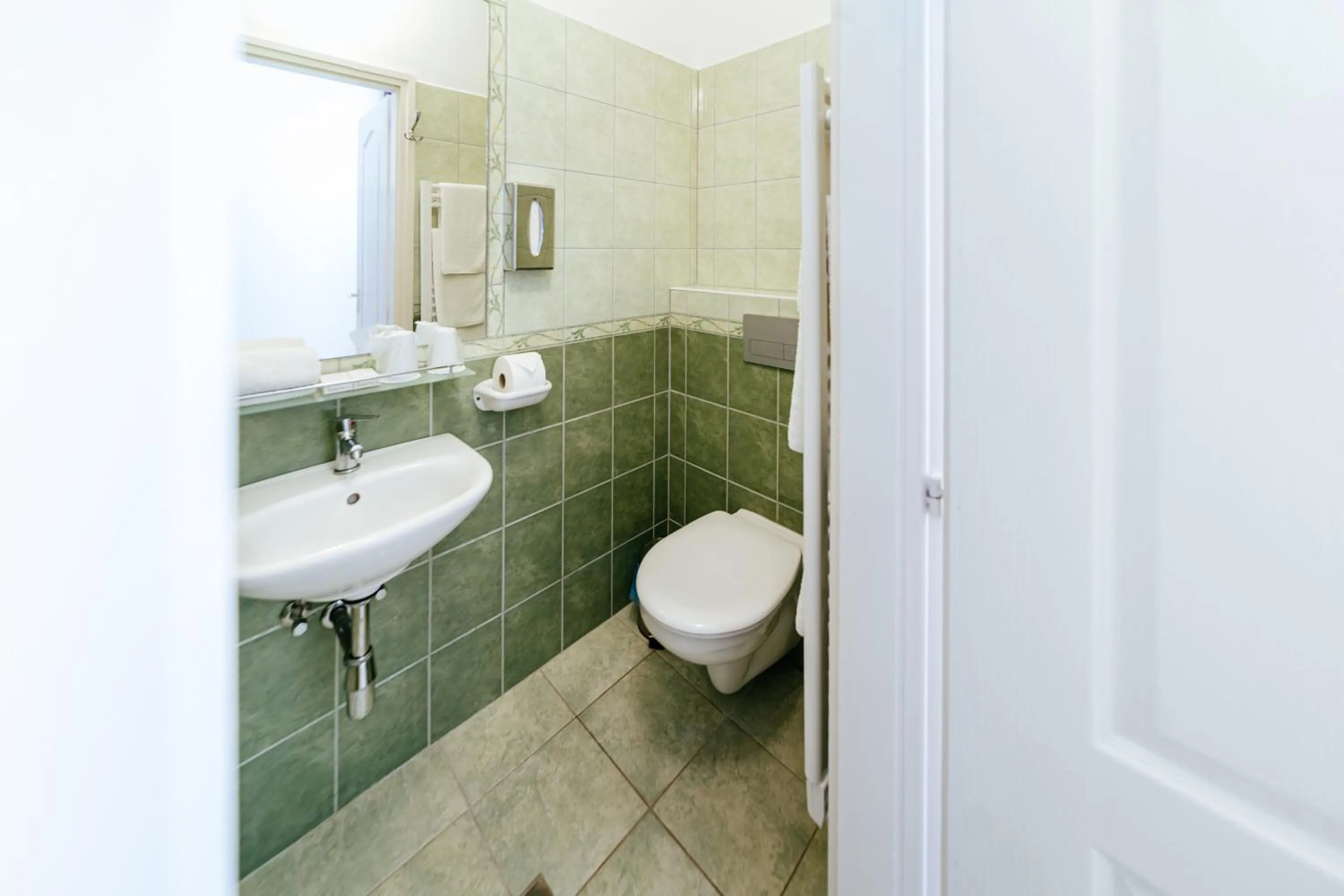 Bathroom in Rákóczi Hotel, Tábor és Rendezvényközpont