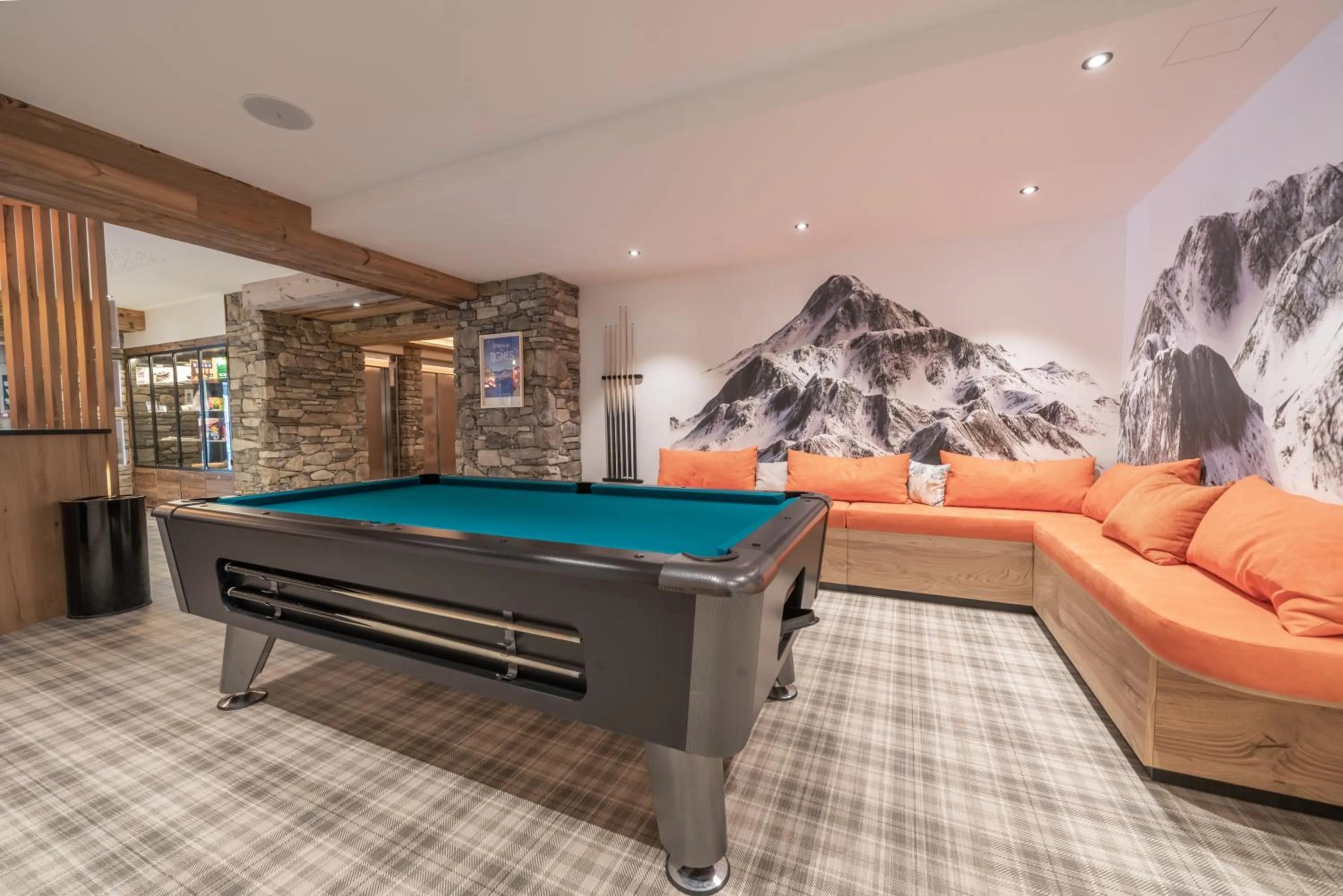 Billiard in Chalet Hotel Yeti