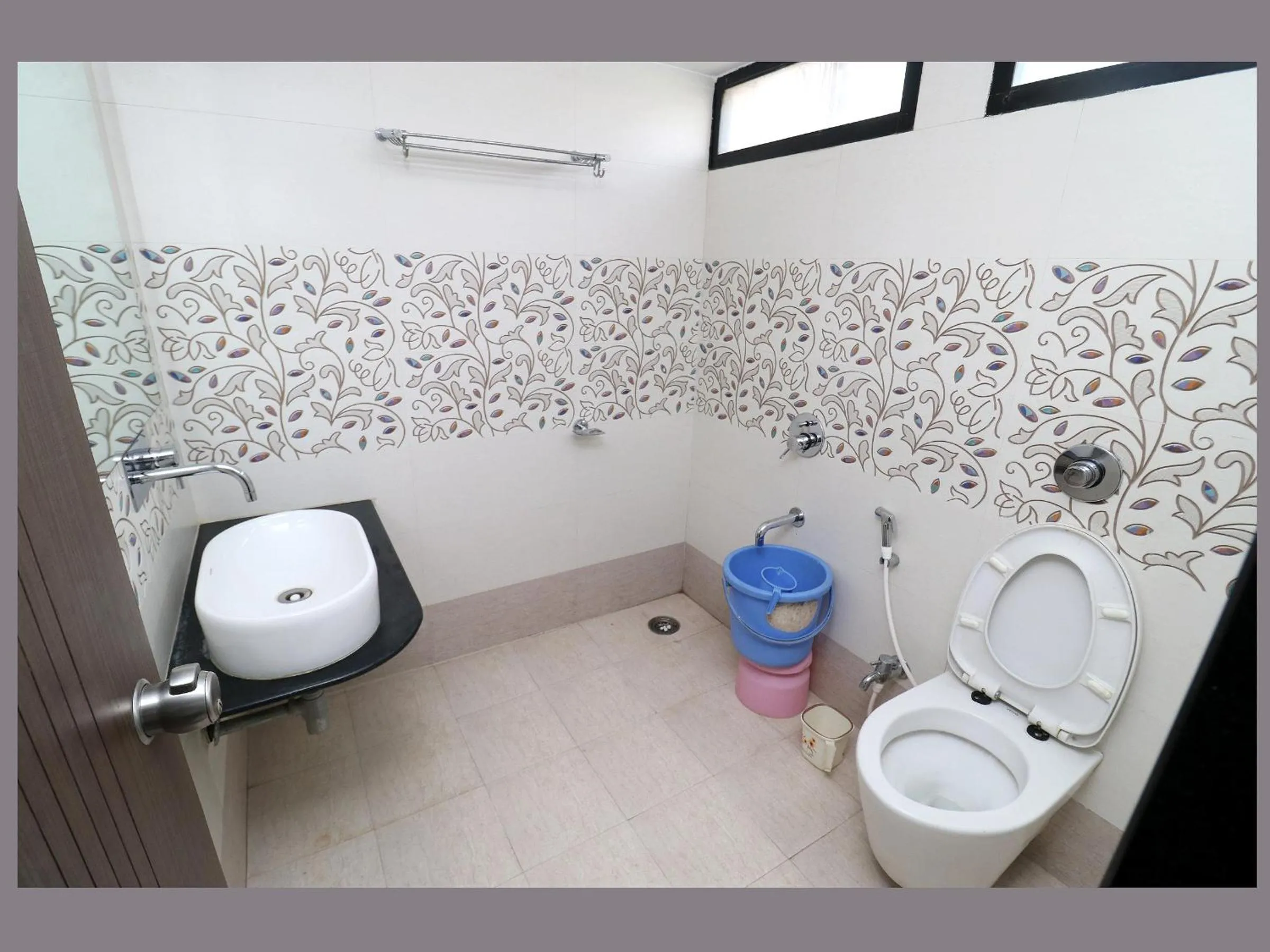 Bathroom in Hotel Girnar