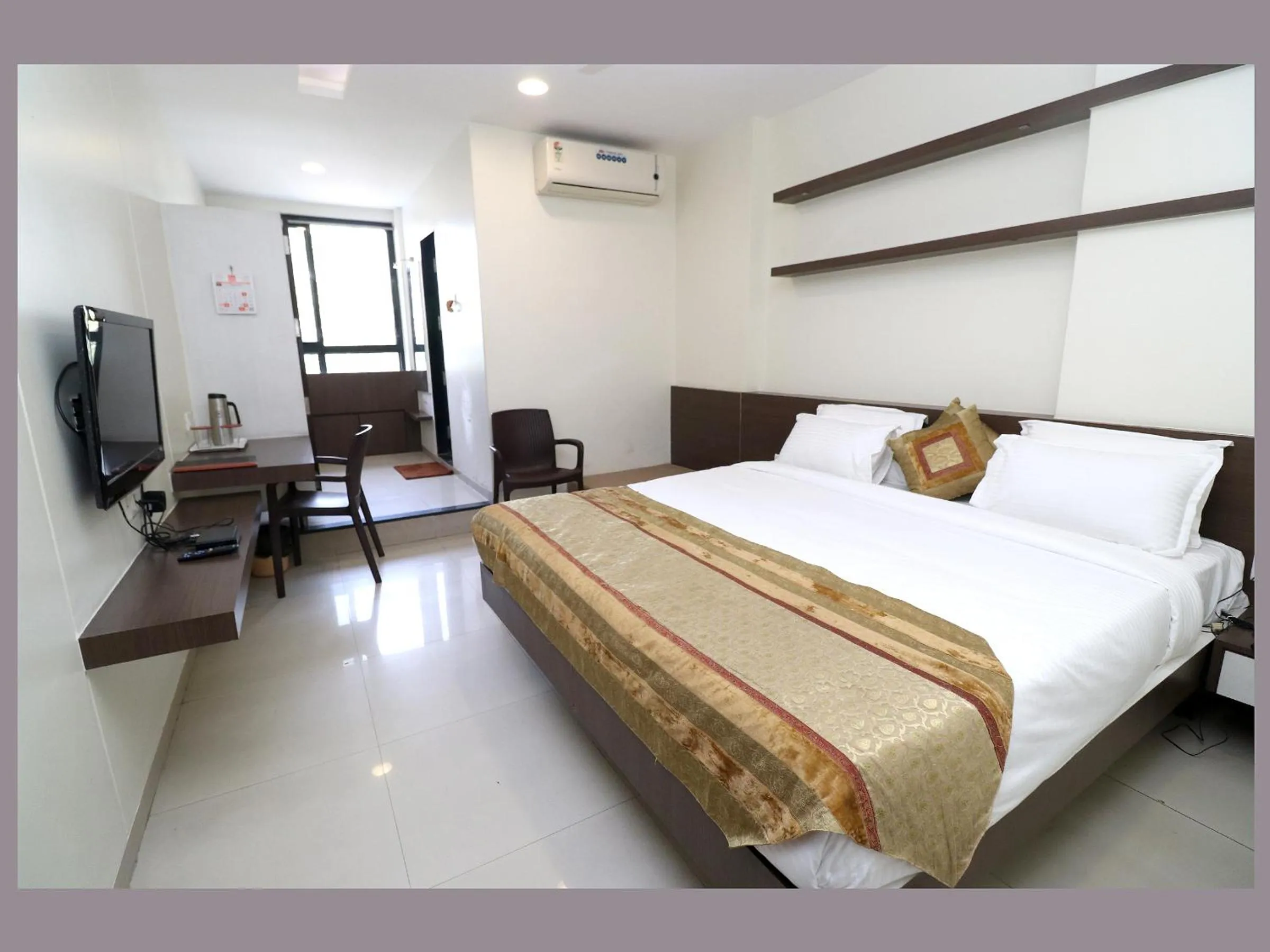 Bedroom, Bed in Hotel Girnar