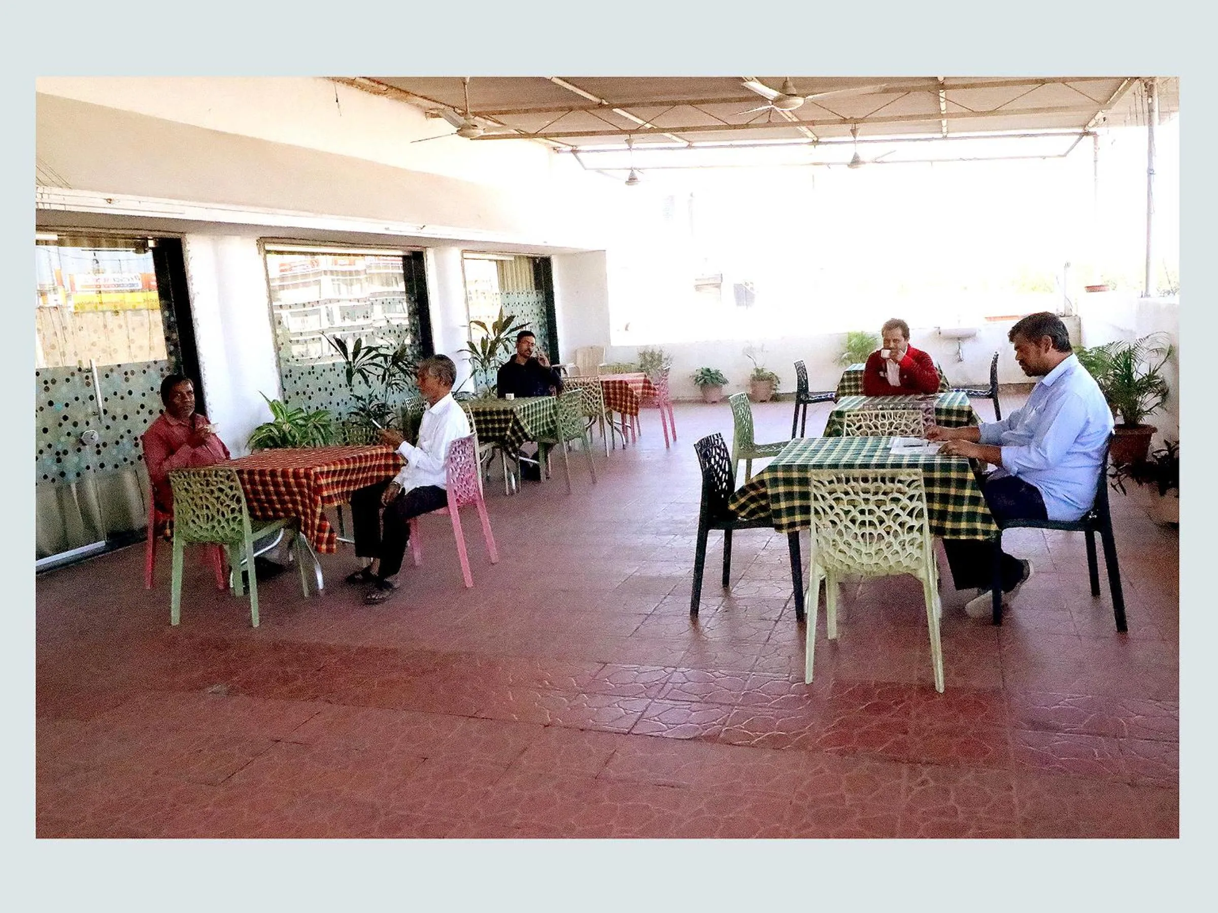 Restaurant/places to eat in Hotel Girnar