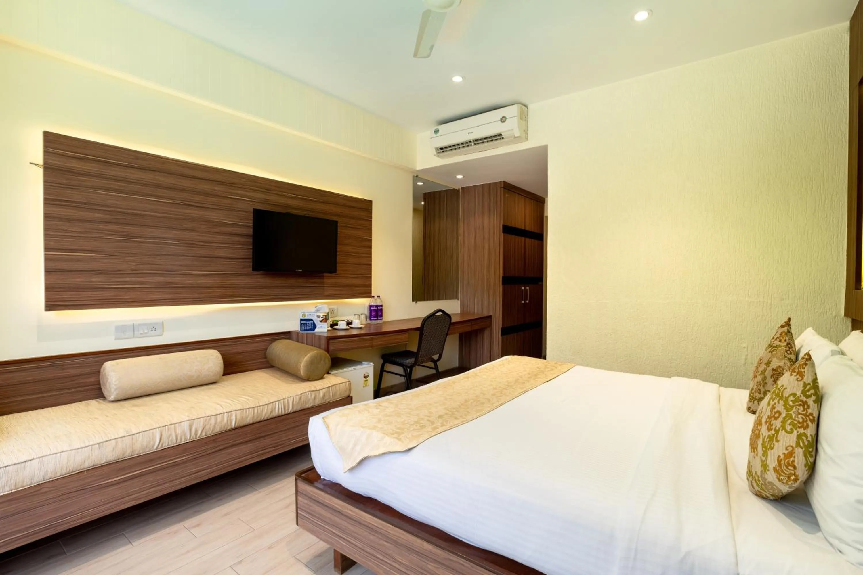 Bed in Zaras Resort Khandala