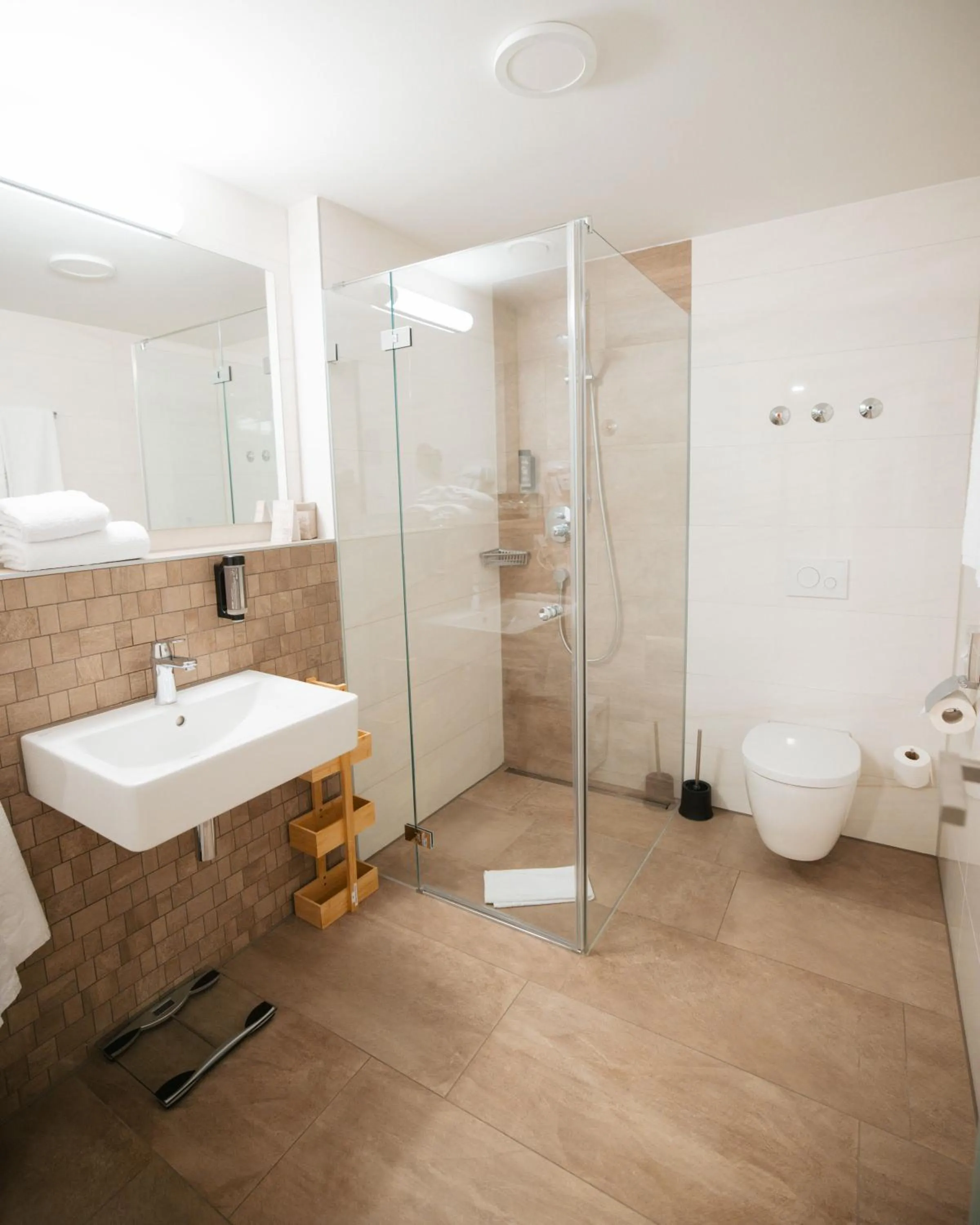 Shower in Hotel Poellners 20 min von München Hbf