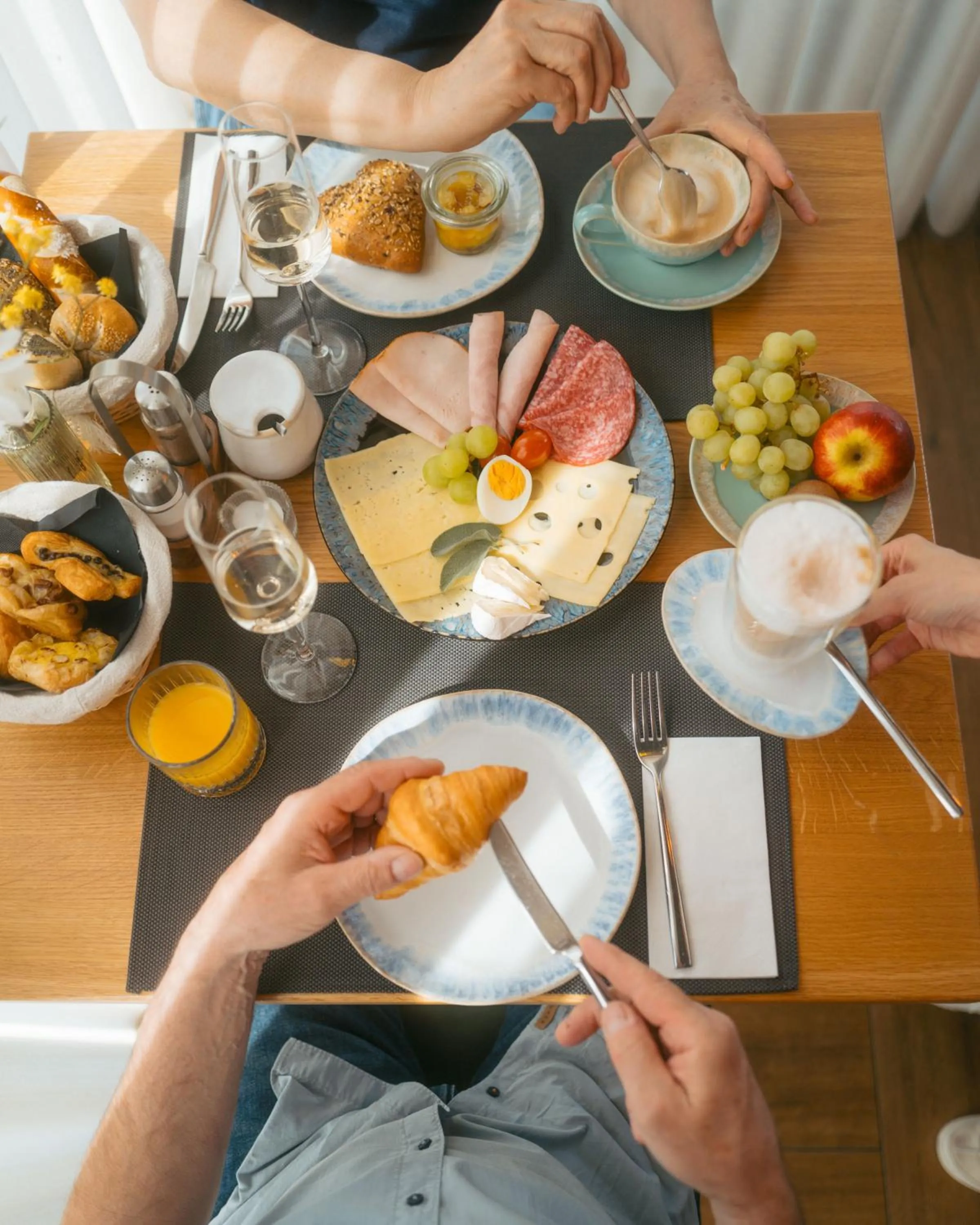 Breakfast in Hotel Poellners 20 min von München Hbf