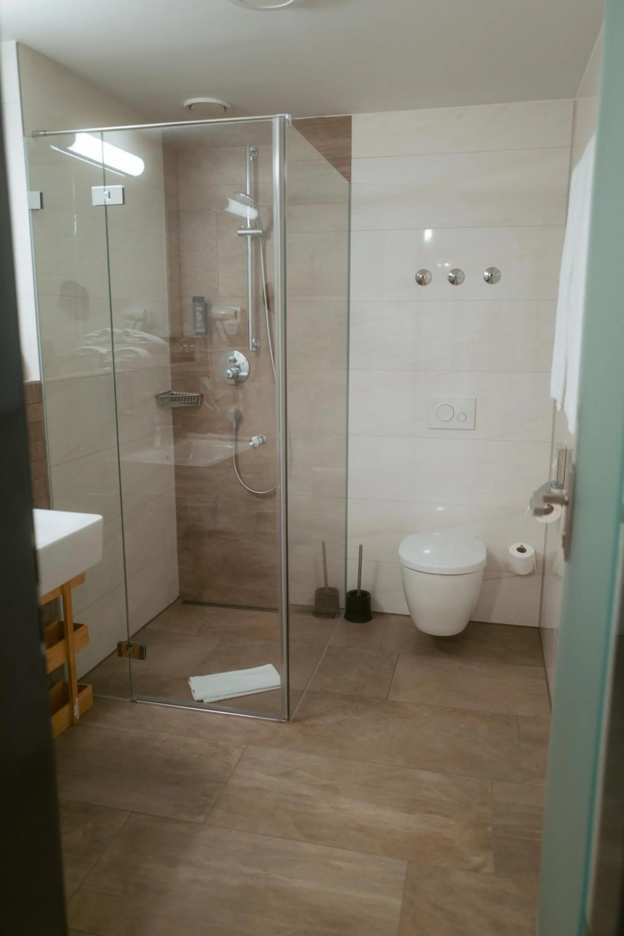 Shower in Hotel Poellners 20 min von München Hbf