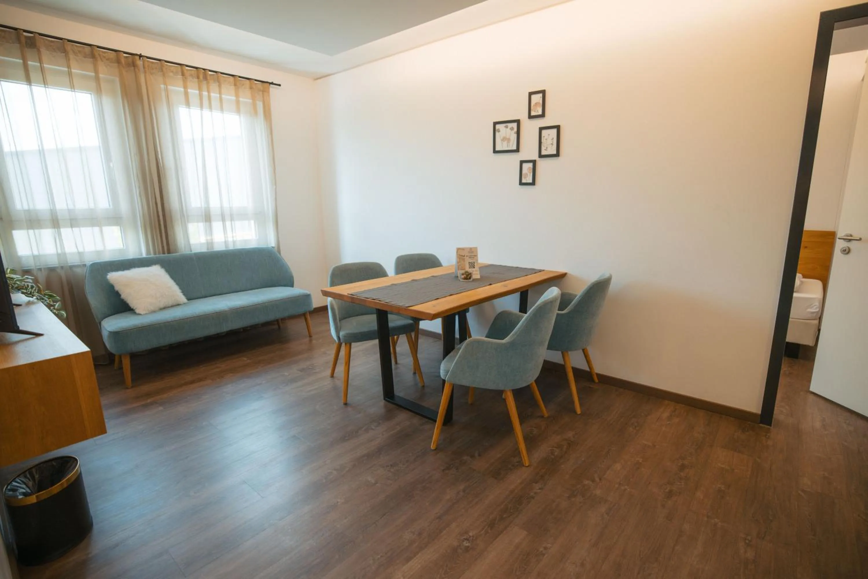 Kitchen or kitchenette in Hotel Poellners 20 min von München Hbf