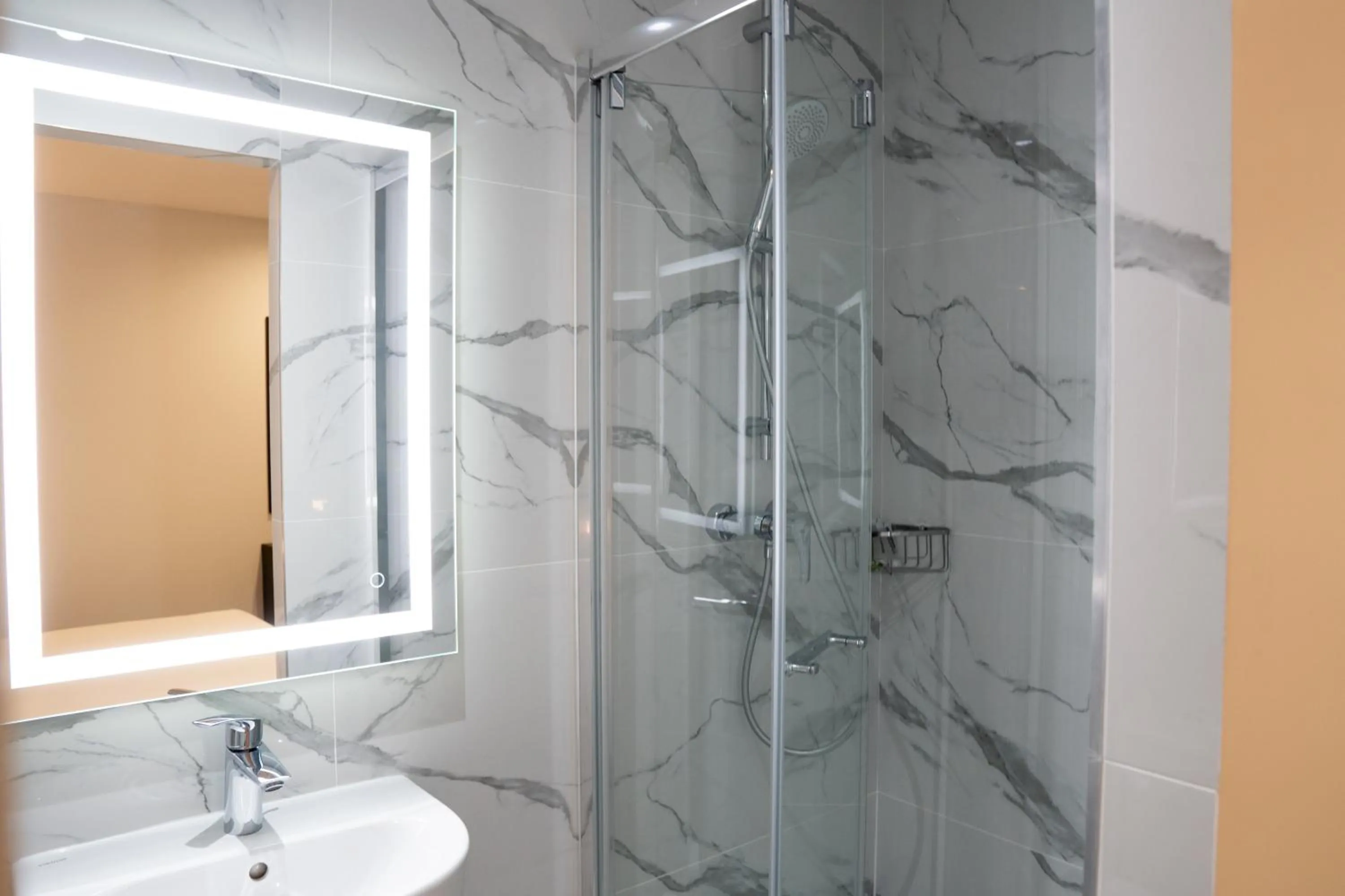 Shower in Aero Hotel