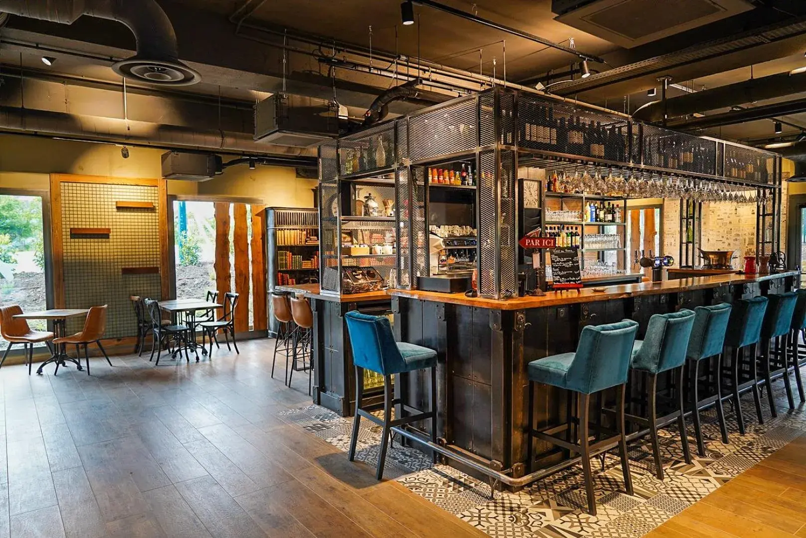 Lounge or bar in B&B HOTEL Clermont-Ferrand A71-A75 La Méridienne Lounge or bar in B&B HOTEL Clermont-Ferrand A71-A75 La Méridienne