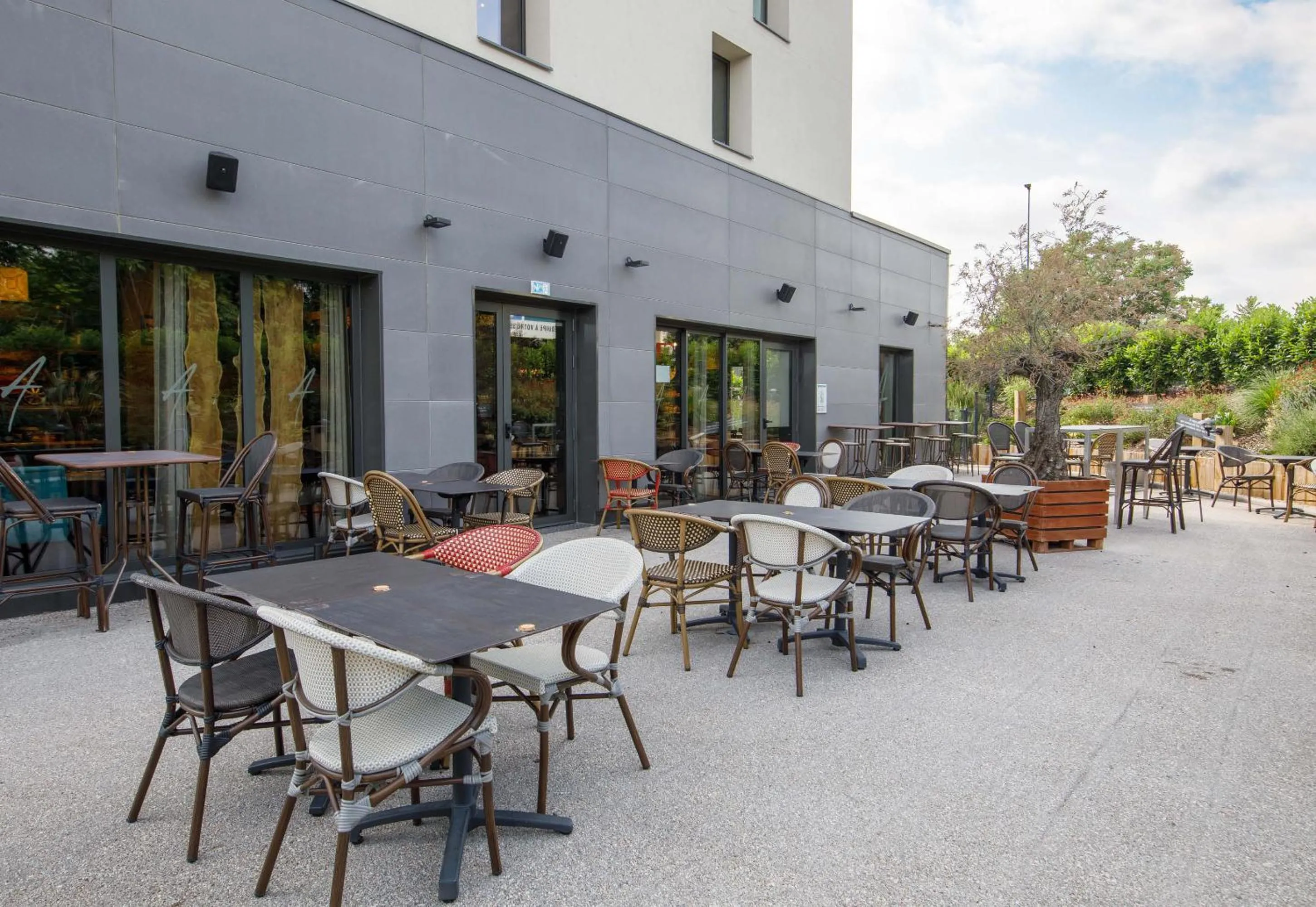 Patio in B&B HOTEL Clermont-Ferrand A71-A75 La Méridienne