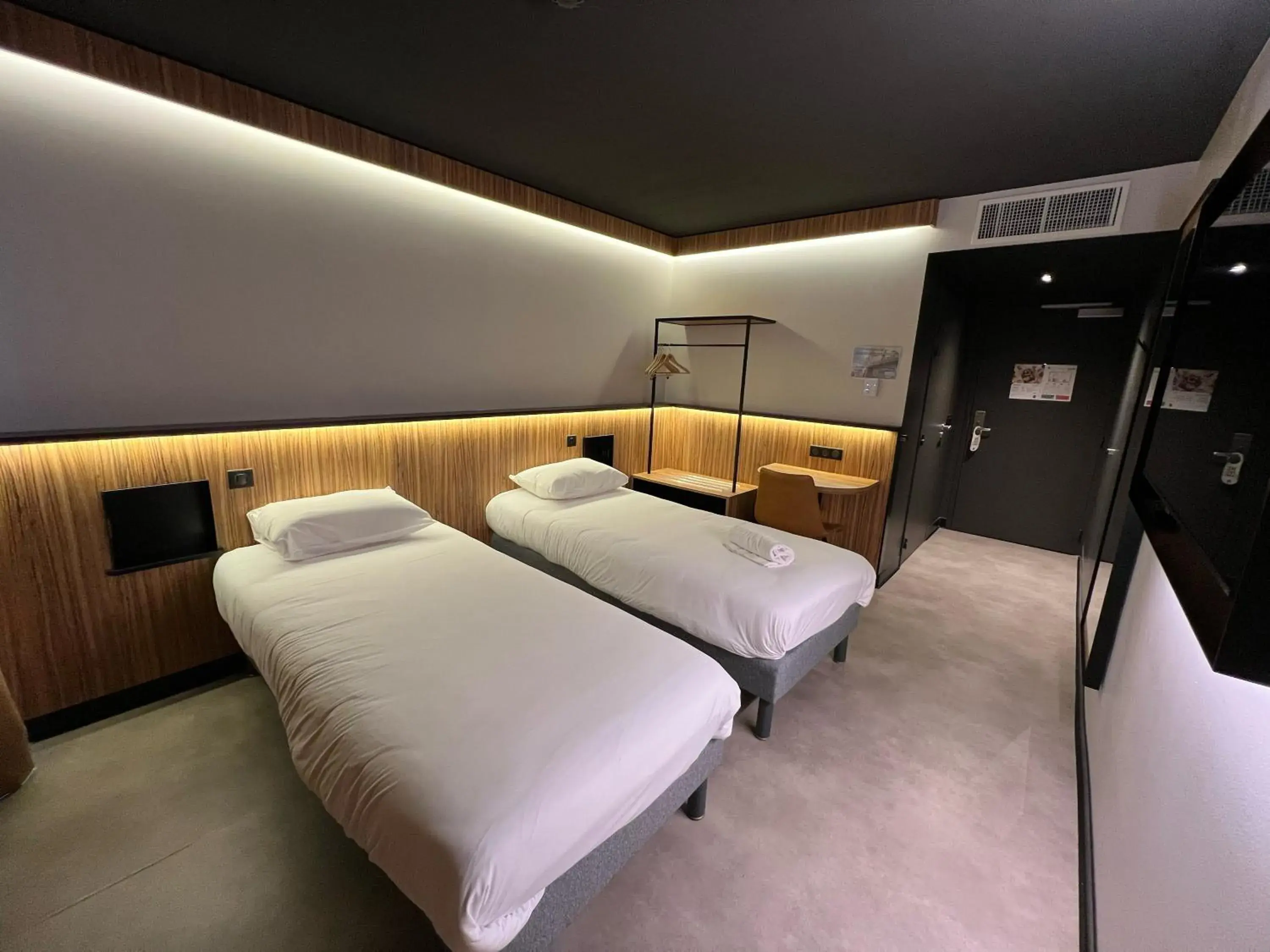 Bedroom, Bed in B&B HOTEL Clermont-Ferrand A71-A75 La Méridienne Bedroom, Bed in B&B HOTEL Clermont-Ferrand A71-A75 La Méridienne