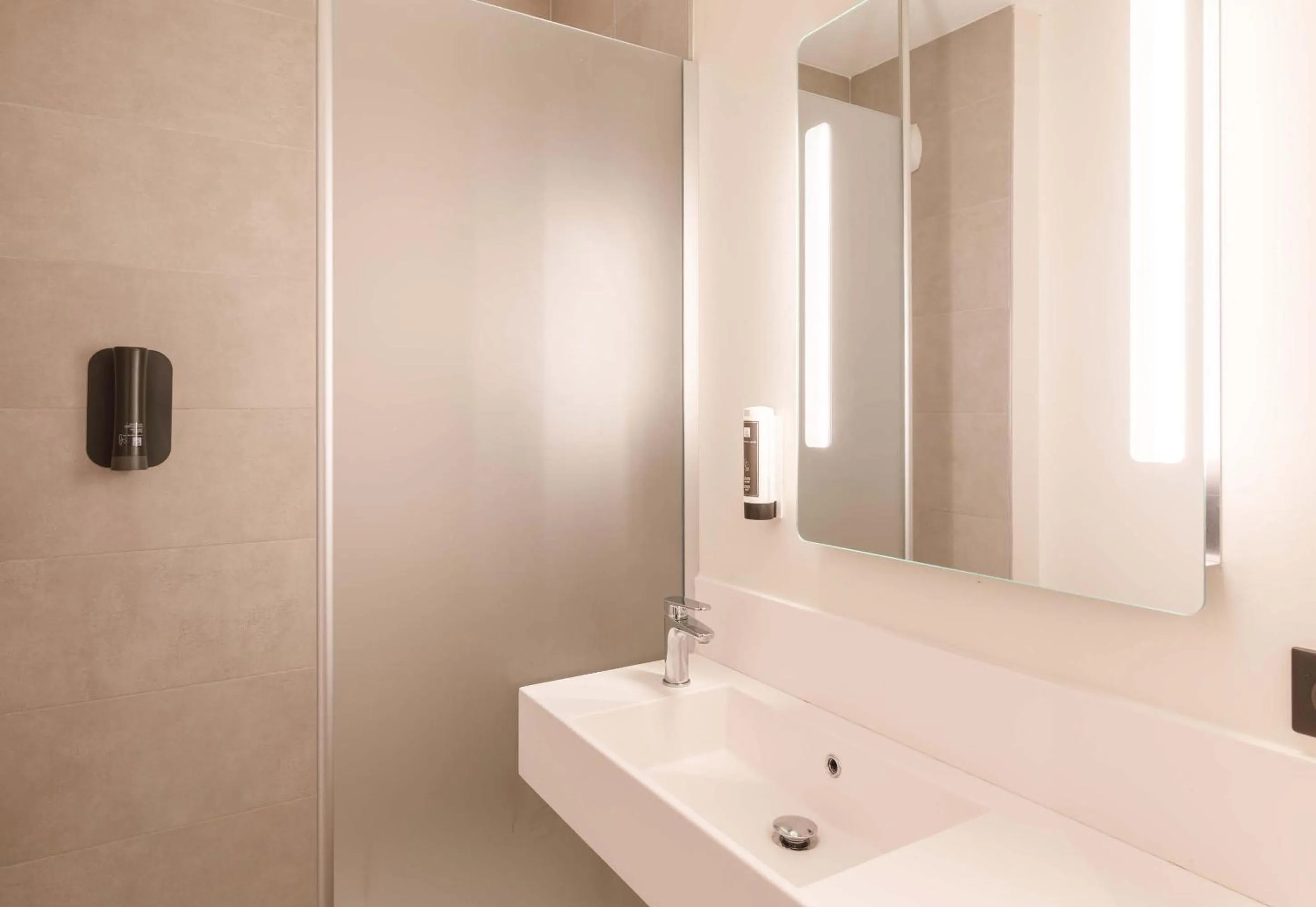 Bathroom in B&B HOTEL Clermont-Ferrand A71-A75 La Méridienne