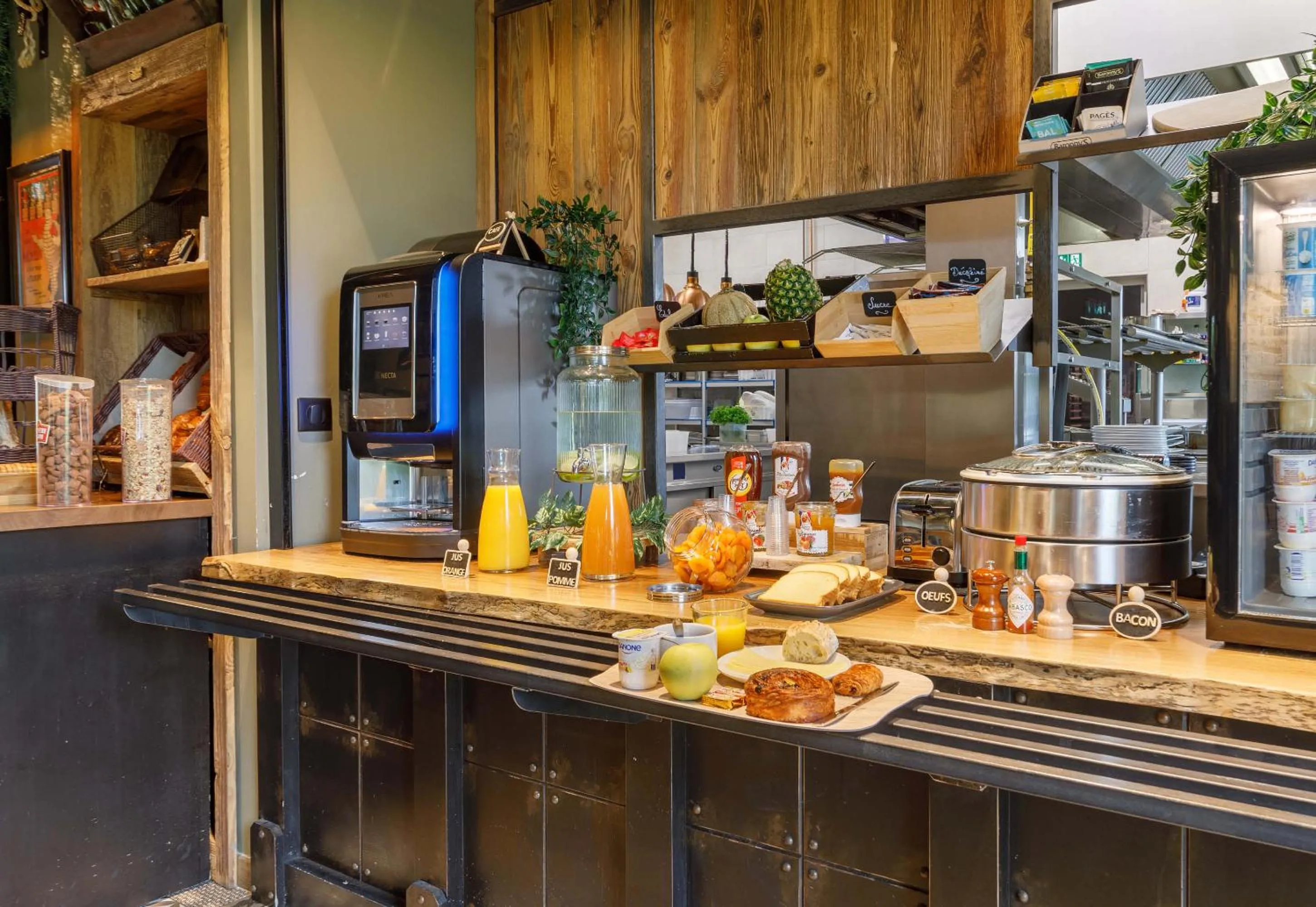 Buffet breakfast in B&B HOTEL Clermont-Ferrand A71-A75 La Méridienne