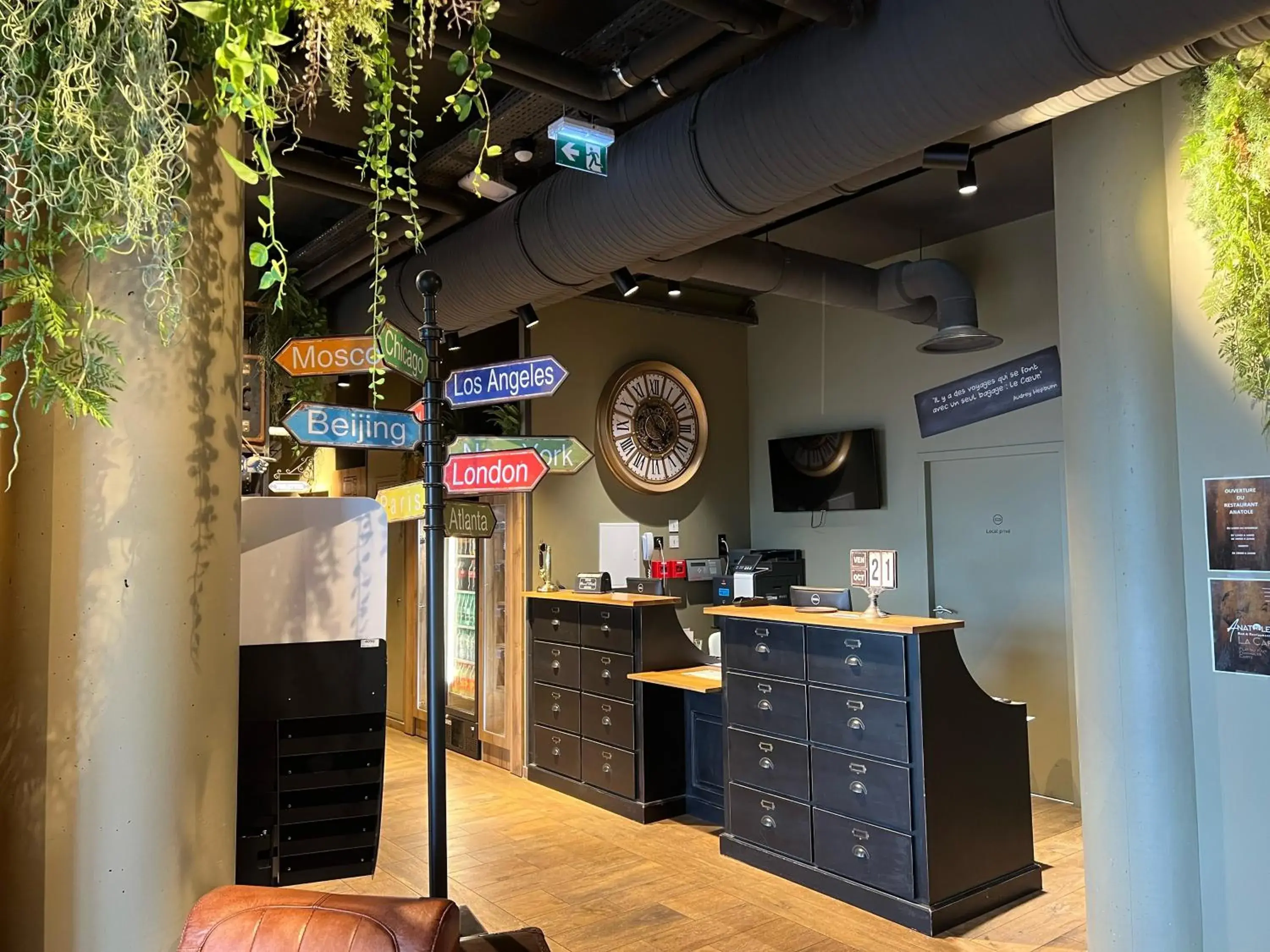 Lobby or reception in B&B HOTEL Clermont-Ferrand A71-A75 La Méridienne Lobby or reception in B&B HOTEL Clermont-Ferrand A71-A75 La Méridienne