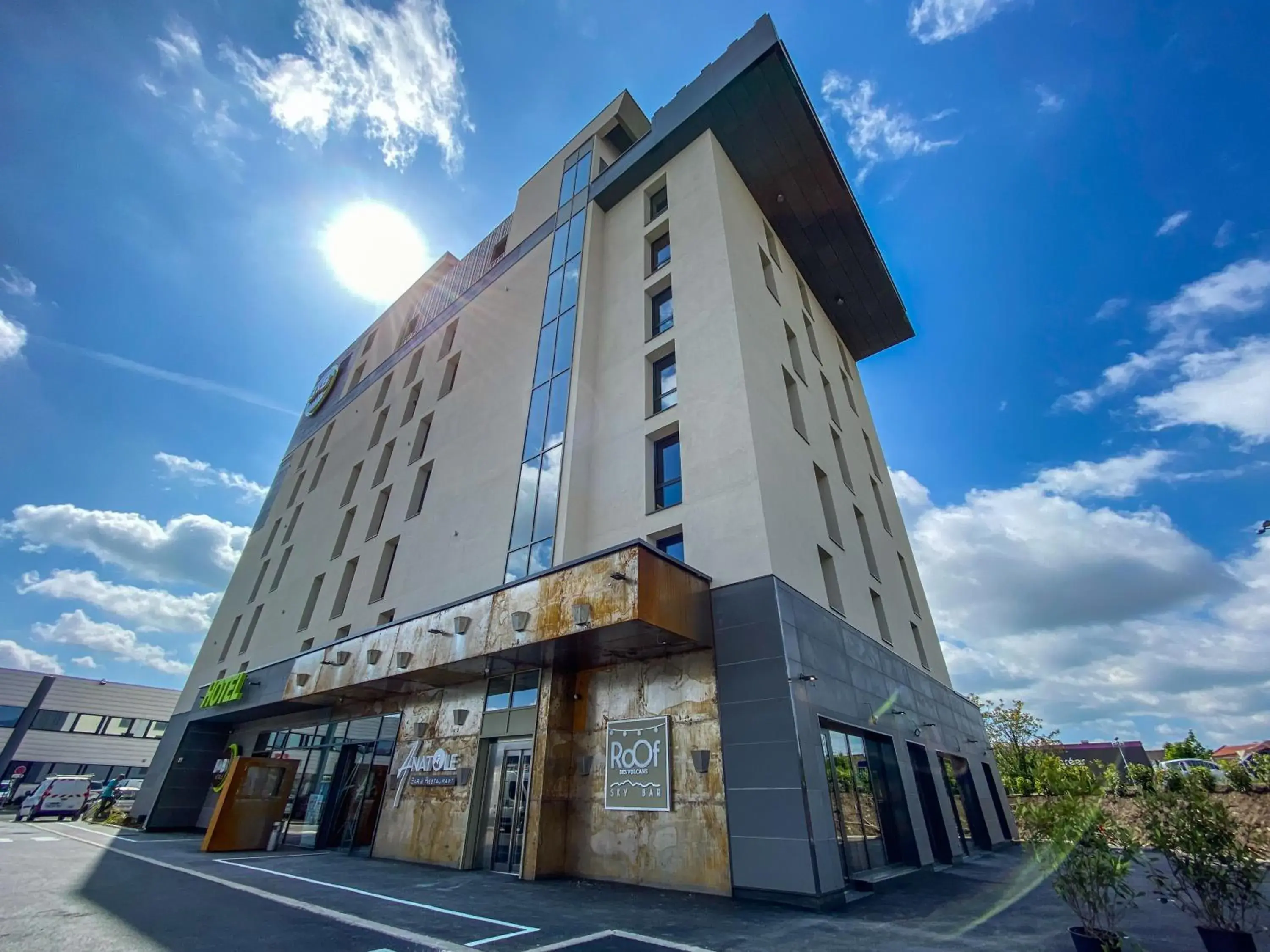 Property building in B&B HOTEL Clermont-Ferrand A71-A75 La Méridienne Property building in B&B HOTEL Clermont-Ferrand A71-A75 La Méridienne