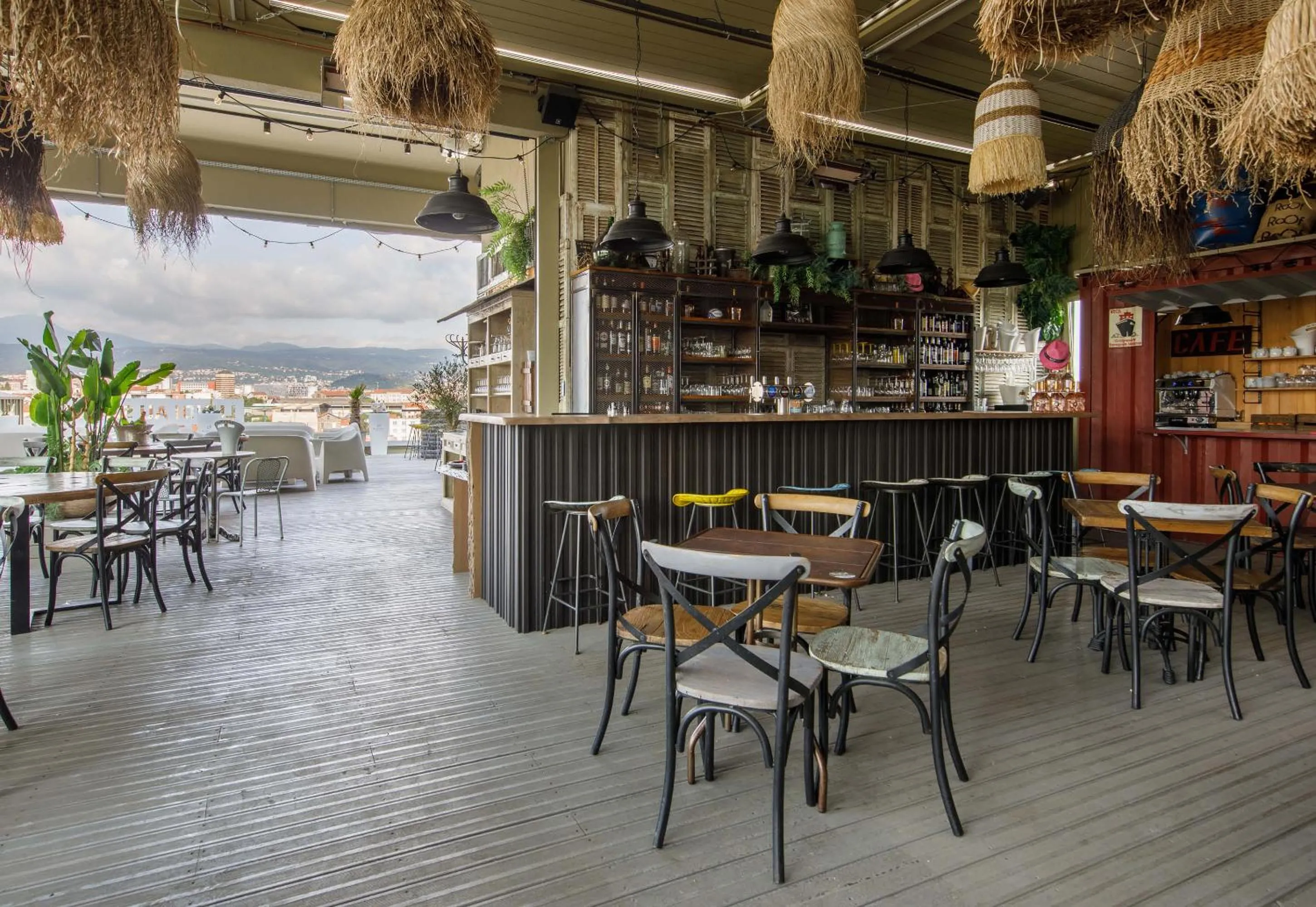 Patio in B&B HOTEL Clermont-Ferrand A71-A75 La Méridienne