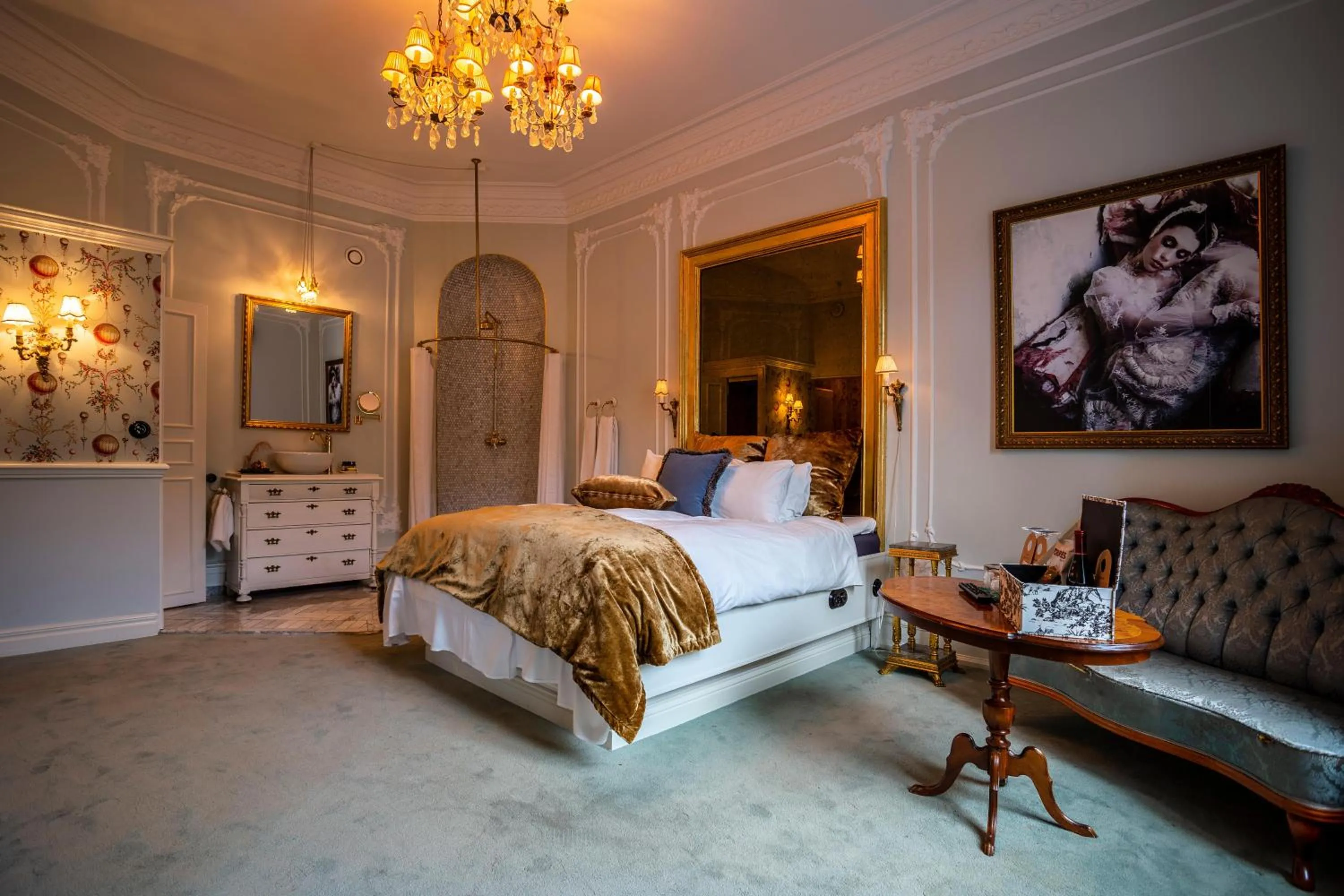 Photo of the whole room, Bed in Hotel Pigalle