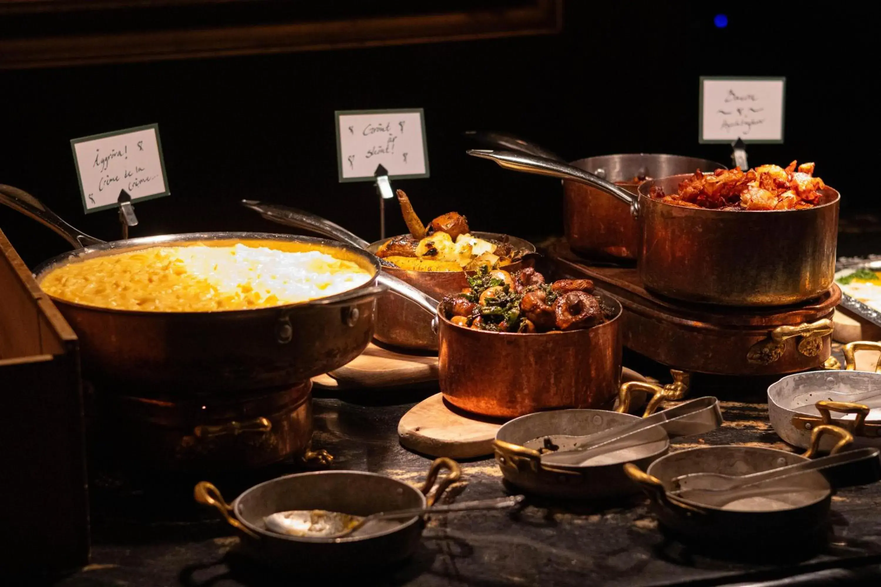 Restaurant/places to eat in Hotel Pigalle Restaurant/places to eat in Hotel Pigalle