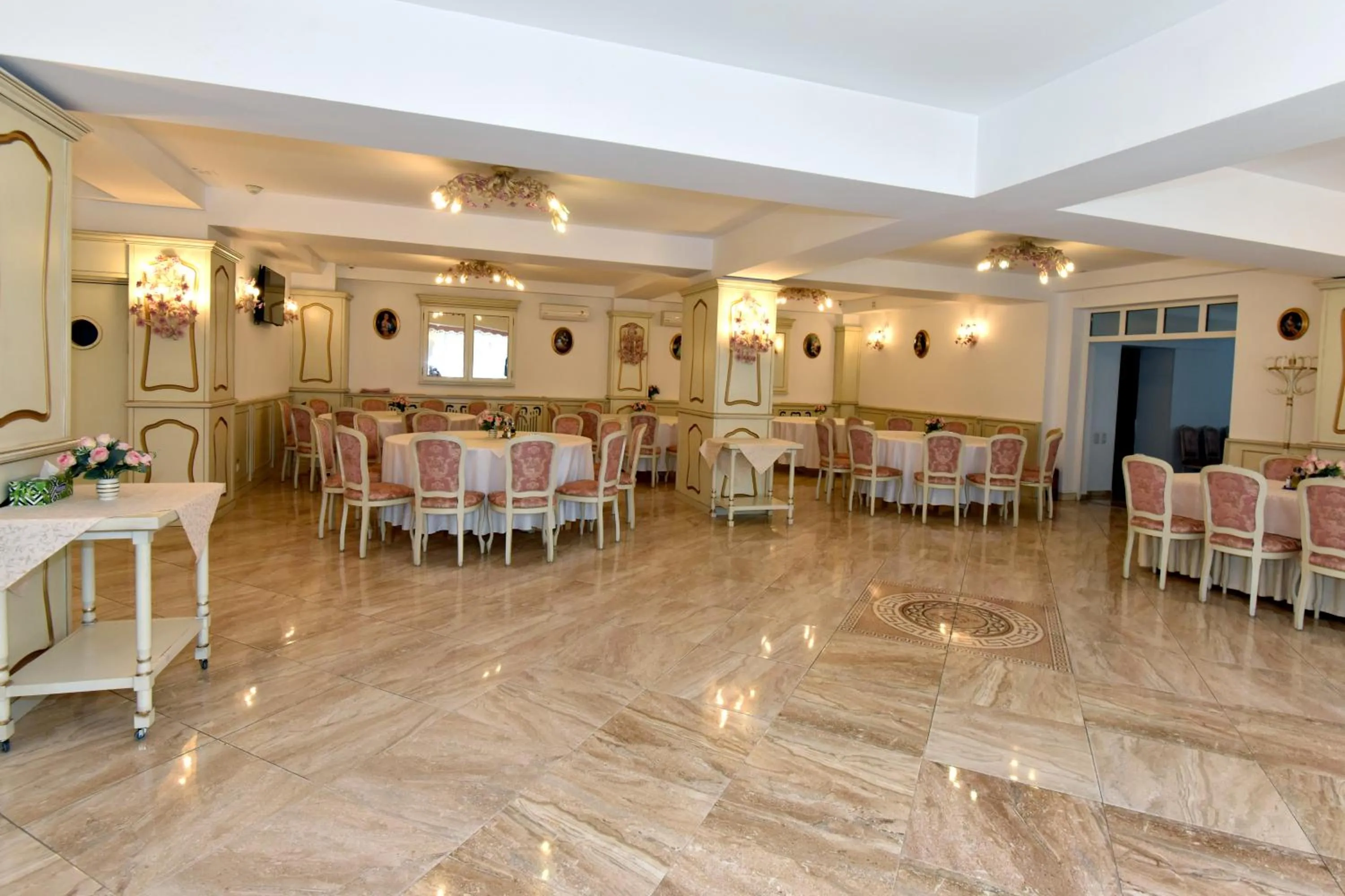 Restaurant/places to eat in Conac Bavaria