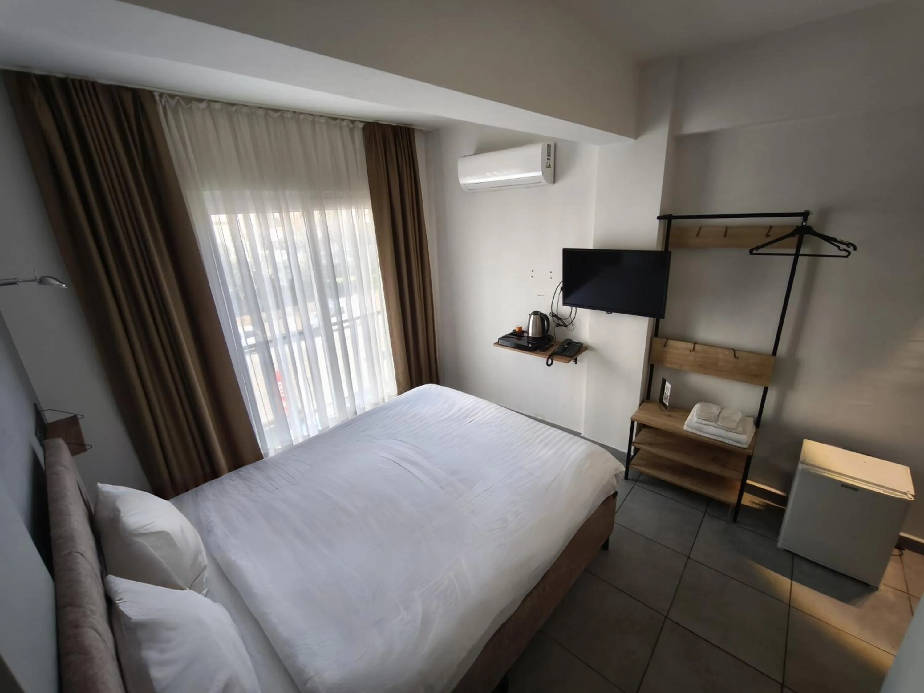 Communal lounge/ TV room, Bed in Babil Hotel